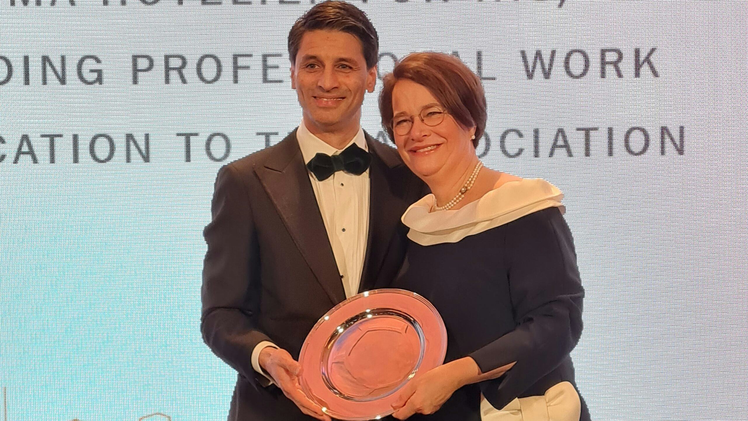 EHMA voorzittet Panos Almyantis overhandigt de award aan Emmy Stoel