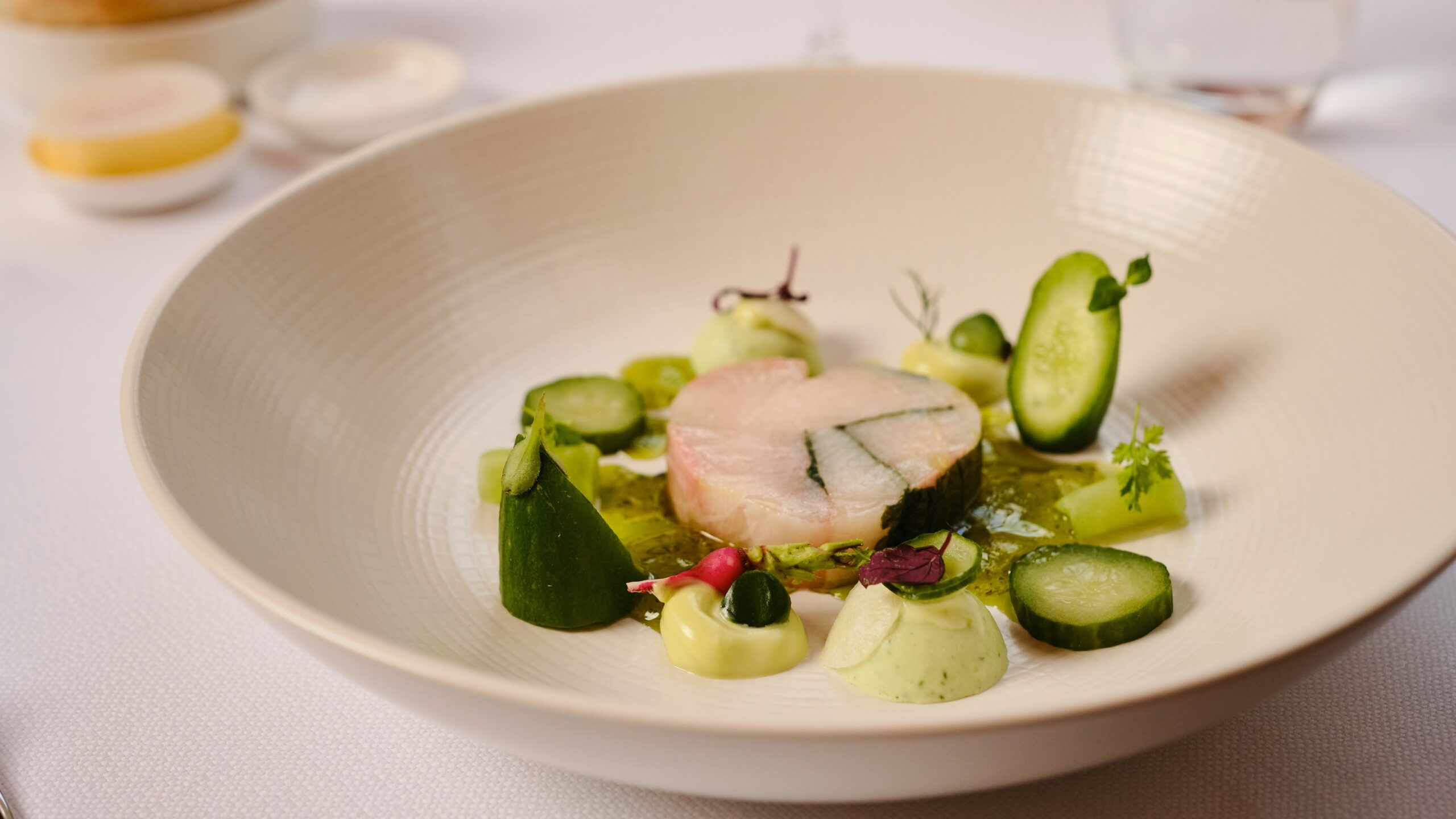 Hamachi, shiso, komkommer, dille.