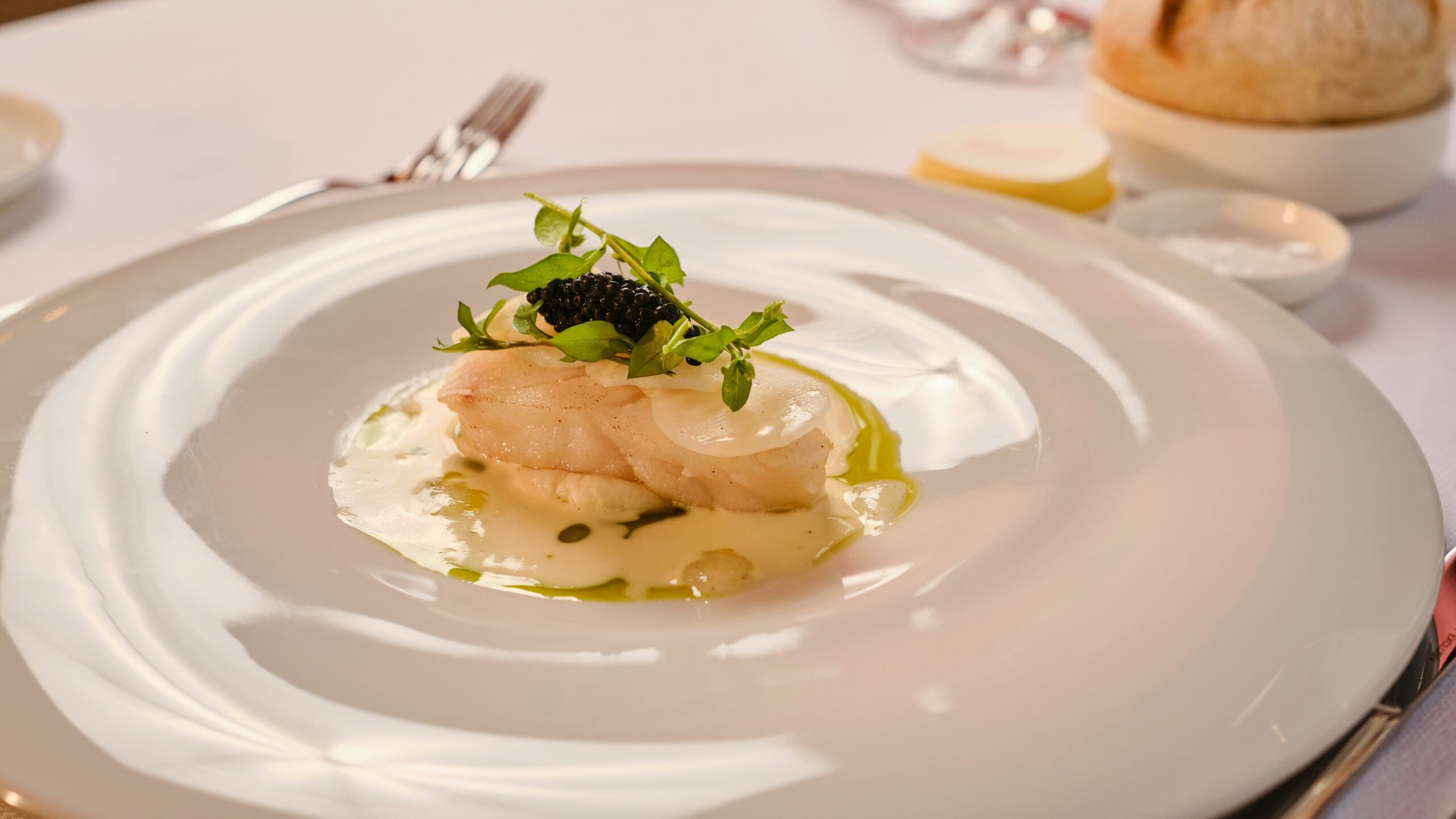 Skrei, knolselderij, kaviaar, beurre blanc.