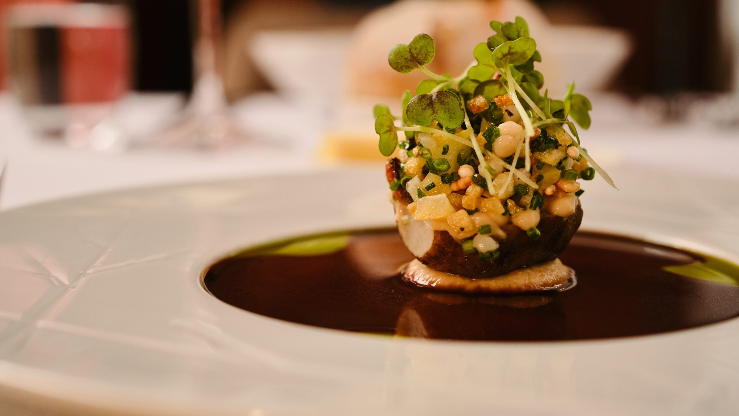 Aardpeer, miso, granola, kippenjus.