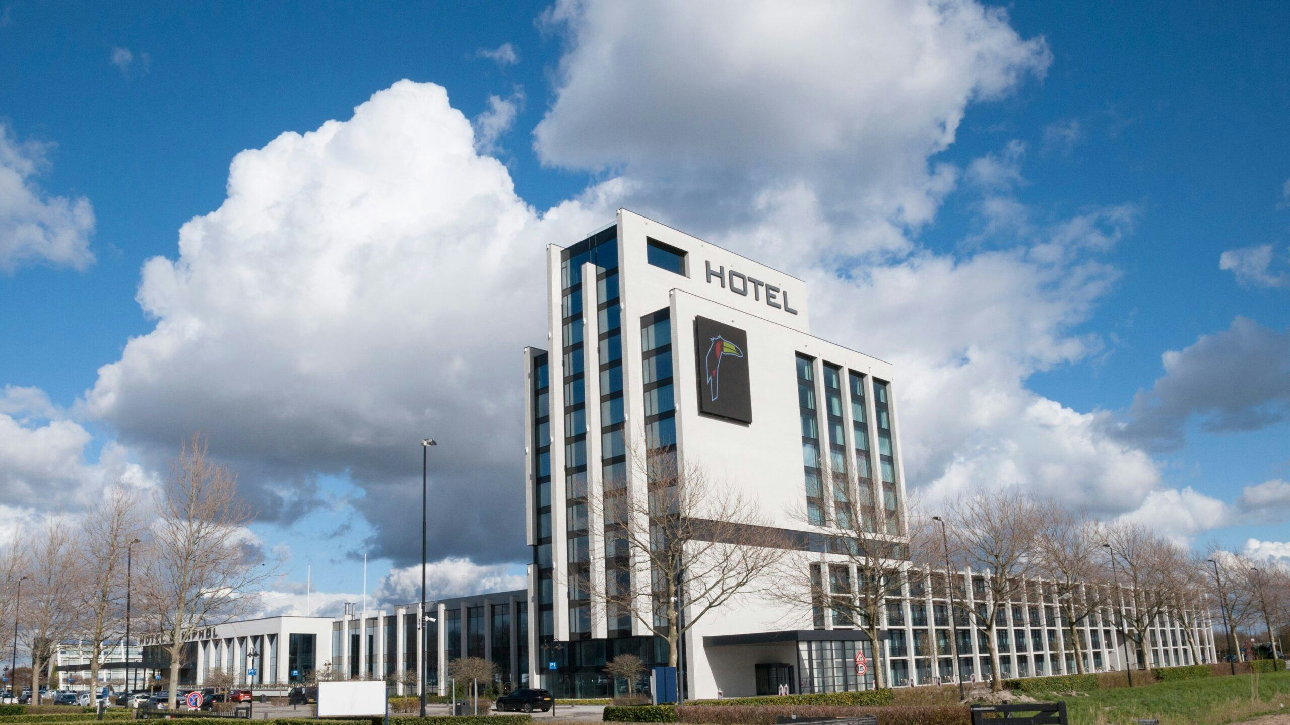 Het nieuwe hotel bij Schiphol, dat als de renovatie volledig is afgerond 725 kamers telt en daarmee het grootste hotel van Nederland is.