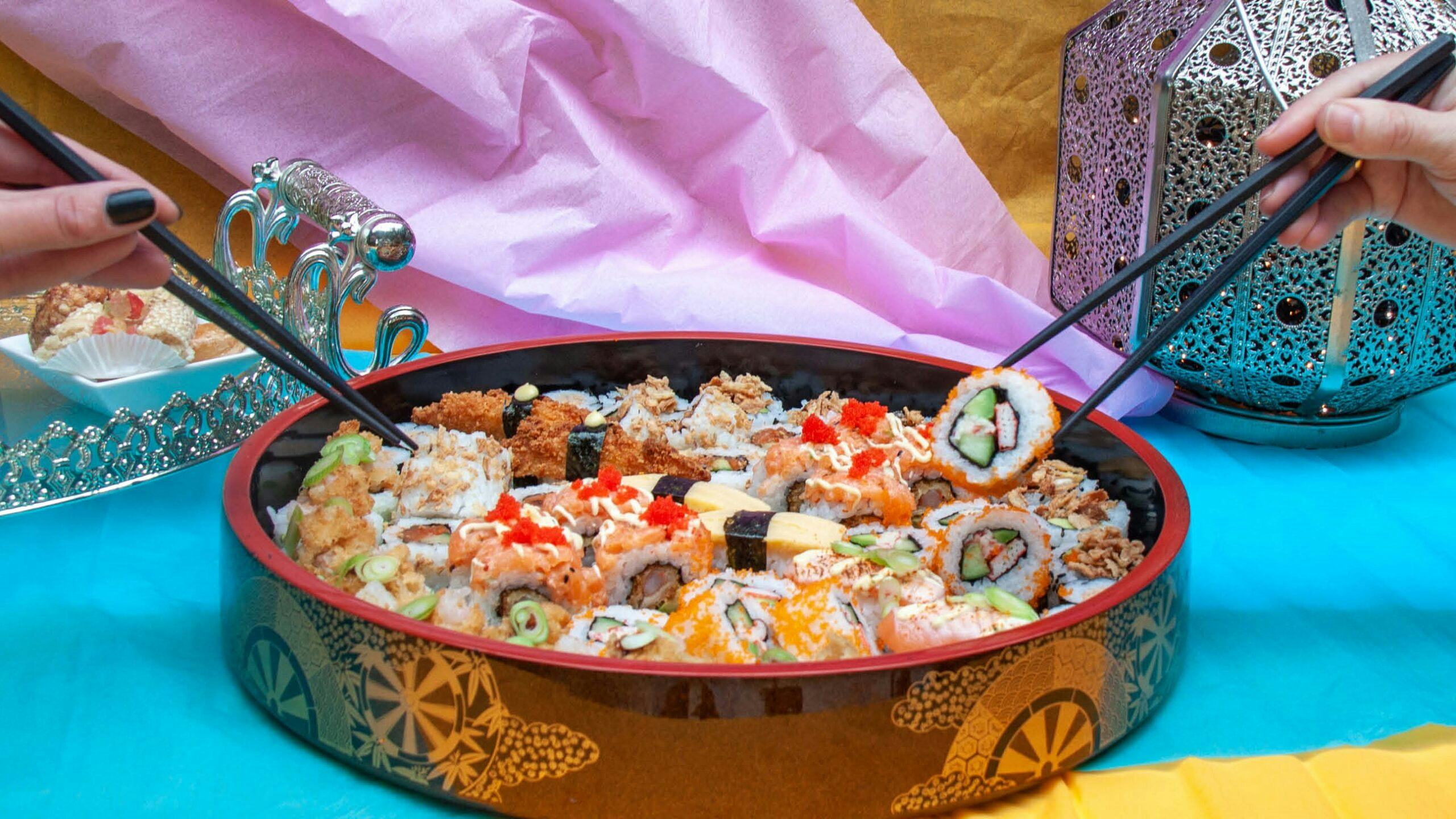 Sushi Time geeft tijdens Ramadan sushi aan minderbedeelden