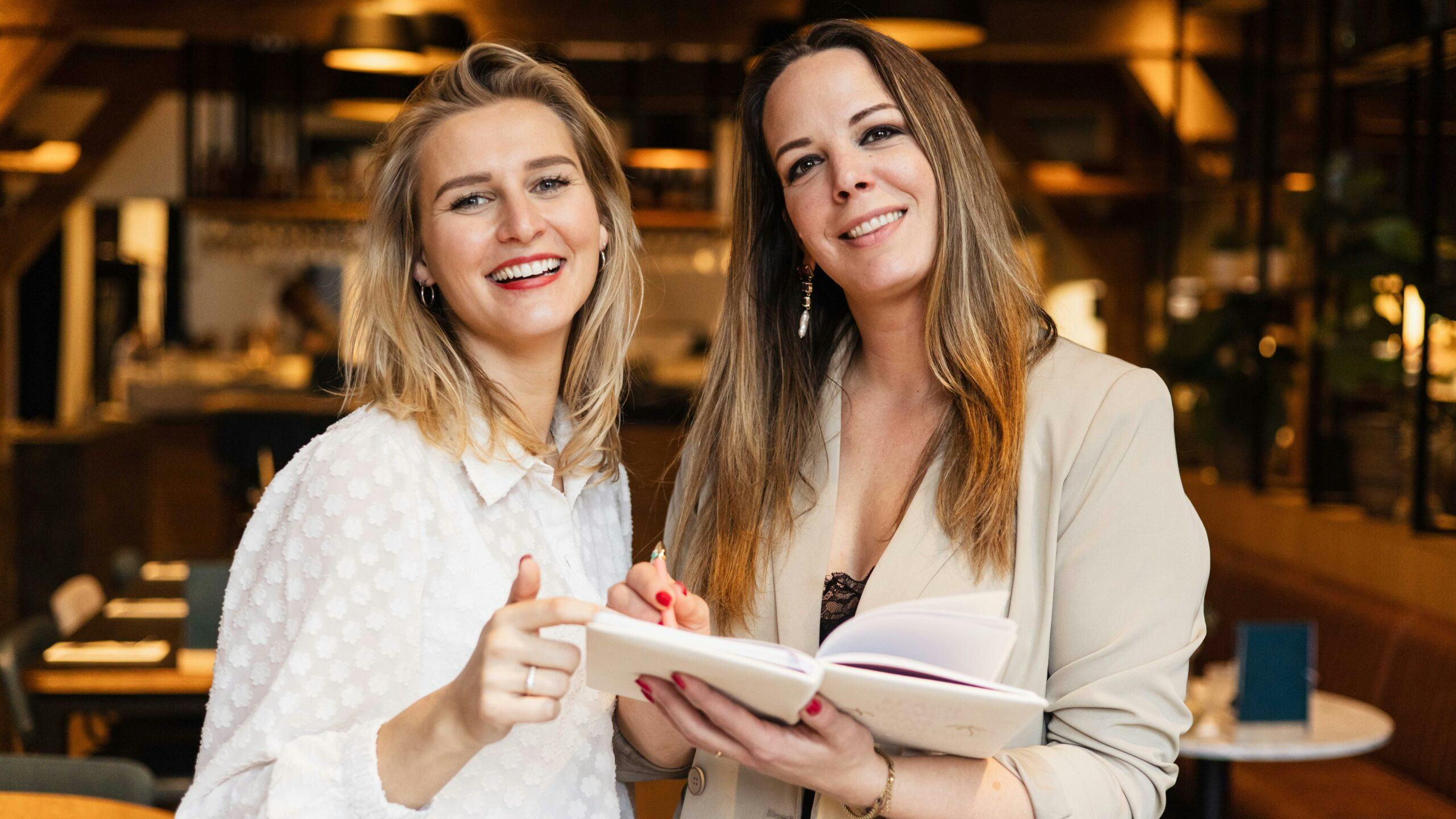 Foto's: Carola Doornbos Fotografie
Maggy Stroes (l) en Janneke Eerbeek 