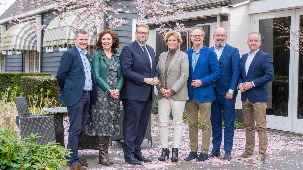 Vlnr.: Roy Odekerken (bestuur VOCC), Jacqueline van Beek (bestuur Veneca, Managing Director Compass Group Nederland), Ard van der Steur (voorzitter Veneca), Rijnie Trip (bestuur VOCC, directeur Van Lier Catering) Michiel Meier Mattern (voorzitter ONCE), Marcel Beijk (bestuur VOCC, directeur Beijk Catering), Pierre Smits (bestuur VOCC)