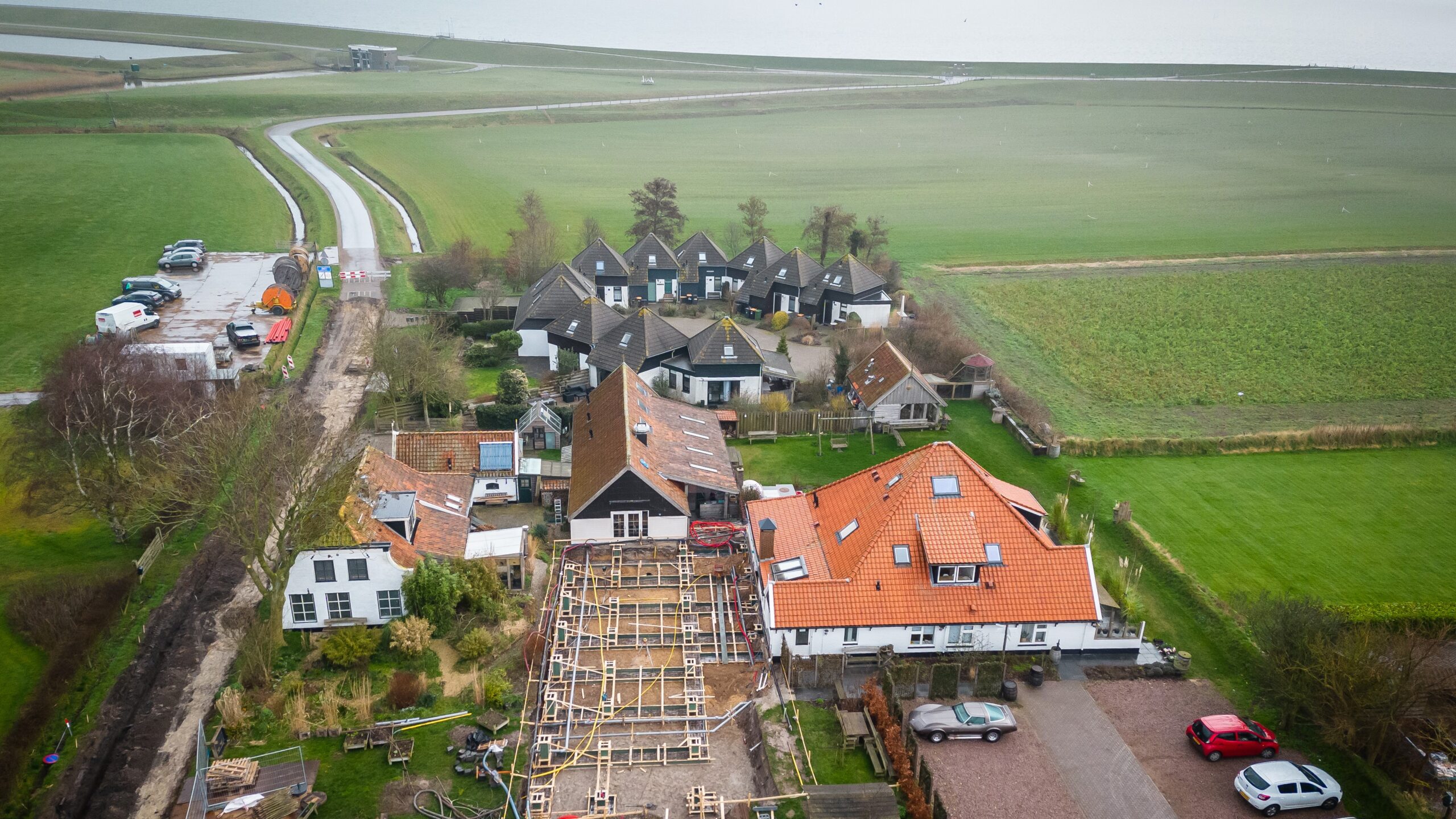 De bouwplaats van boven, met links daarvan de buurman op wiens grond het restaurant deels komt. Beeld: Krofft Visuals