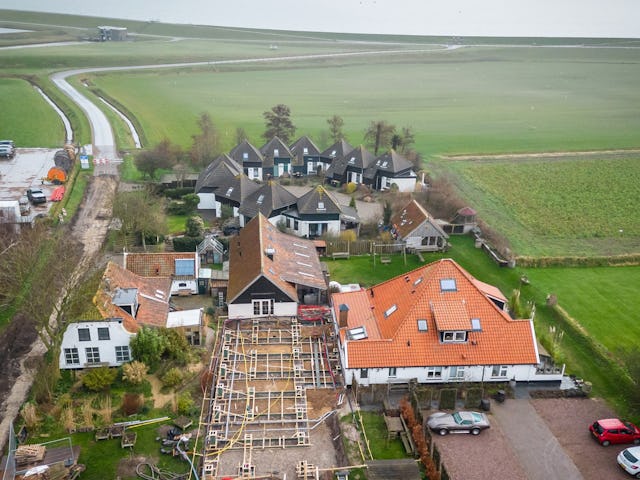 De bouwplaats van boven, met links daarvan de buurman op wiens grond het restaurant deels komt. Beeld: Krofft Visuals
