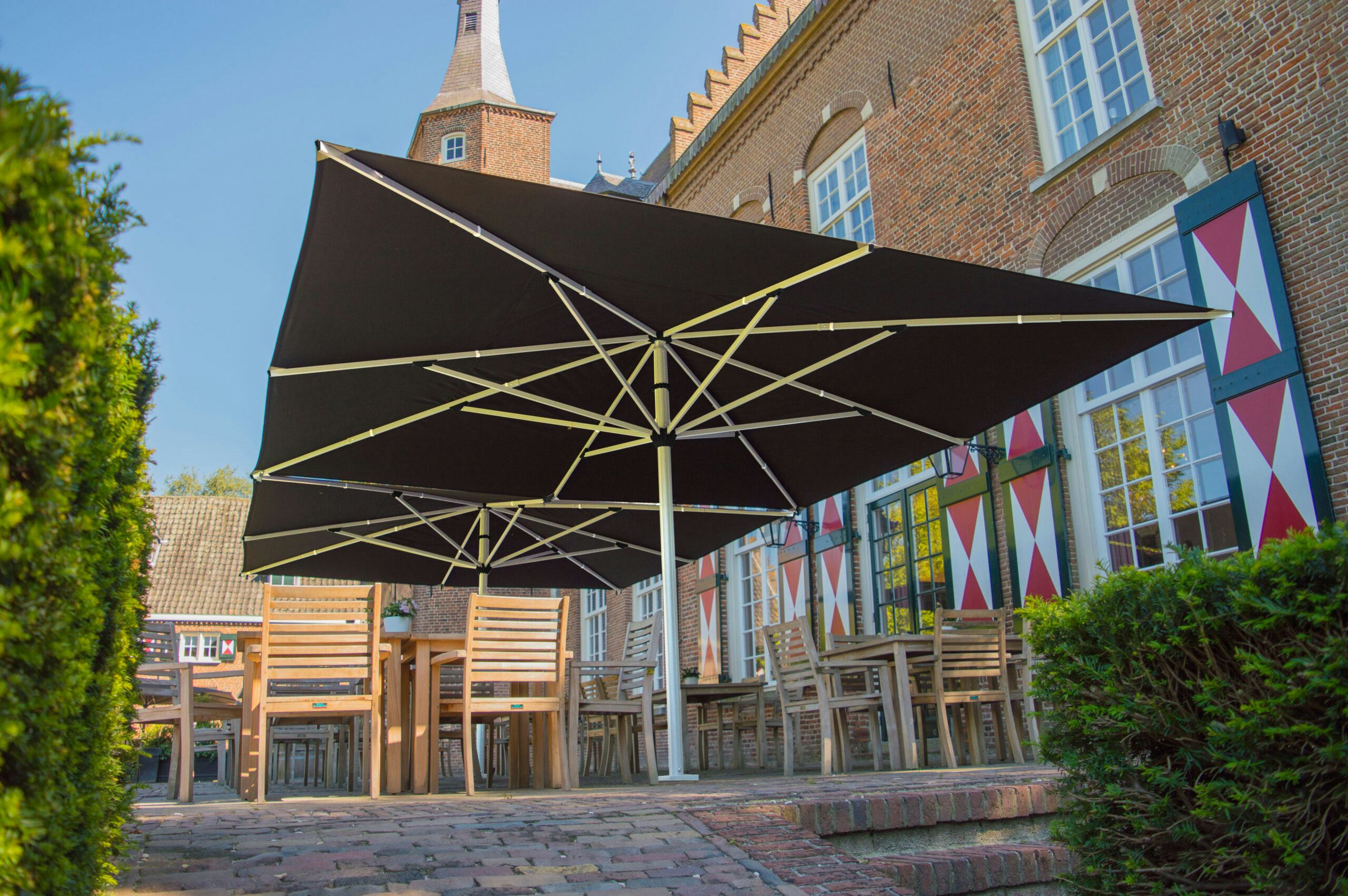 De lichtgewicht parasols zijn makkelijk te verplaatsen.