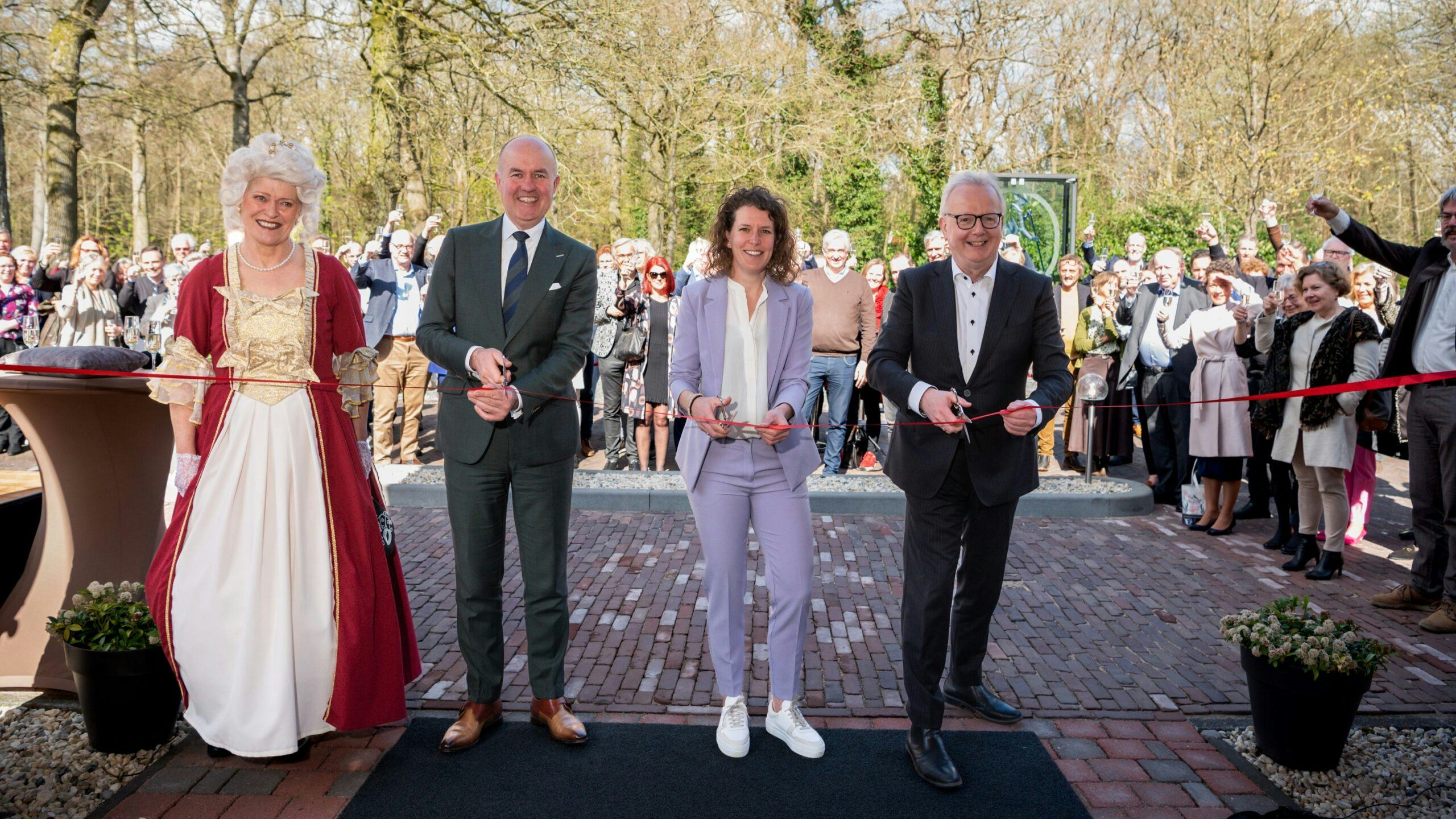 Feestelijke opening Parkhotel Tjaarda. Vlnr: Marijke Muoi, Commissaris van de Koning Arno Brok, ambassadeur en vijfvoudig Olympisch kampioen Ireen Wüst, directeur Parkhotel Tjaarda Tjitte de Wolff. Foto: Timati Fotografie.