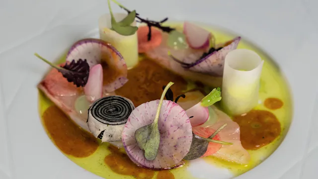 Tip: Kook met de seizoenen. Foto: Gerecht met seizoensgroenten van Sukerieje in Zwolle.