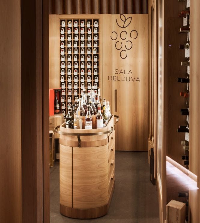 De sommelier kiest wijn passend bij de gerechten. Zo'n 650 labels zijn opgeslagen in de kelder van het restaurant.
