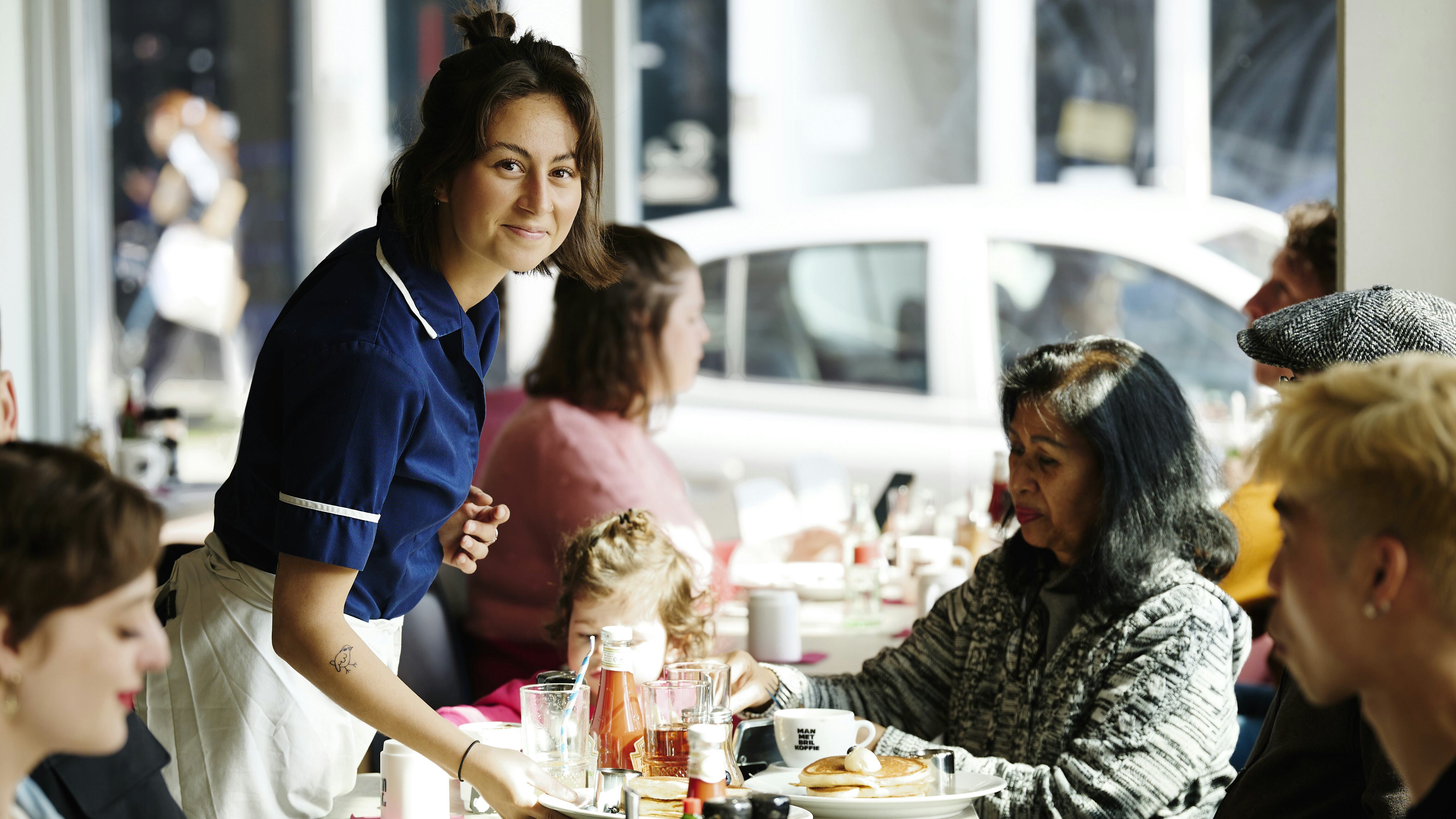 Een serveerster van By Jarmusch in Rotterdam.