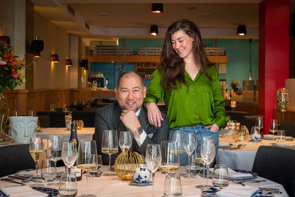 Taks en zijn vrouw Anouk Yuen in restaurant Mei Wah in Eindhoven.