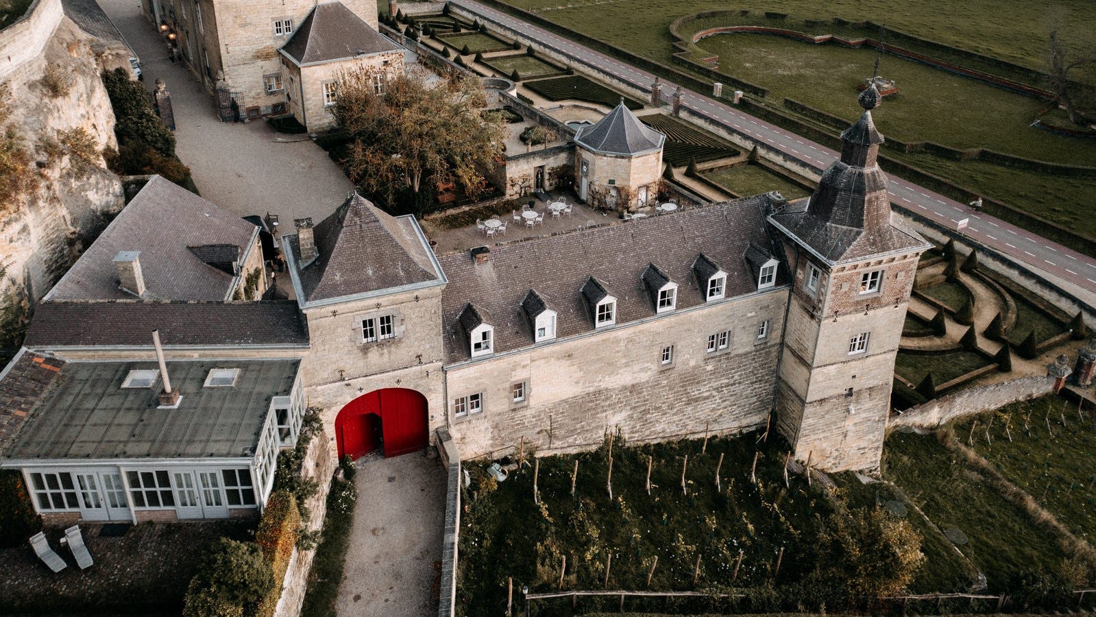 Château Neercanne renoveert en krijgt eindelijk hotelkamers