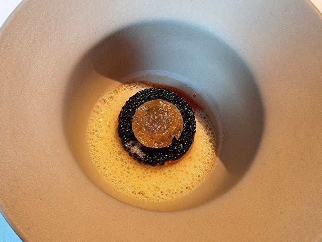 Carabinero gekonfijte carabinero met rode puntpaprika, kippenhuid, kaviaar en carabinerojus. Door Floris van Straalen.