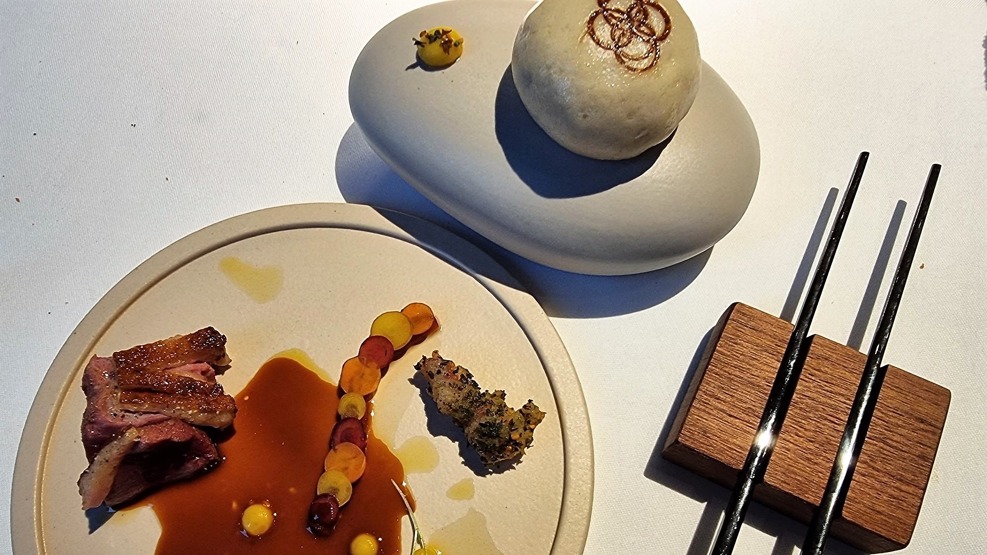 Eend & Bao: eendfilet, eendentong en een bao bun gevuld met eend. Door Floris van Straalen.