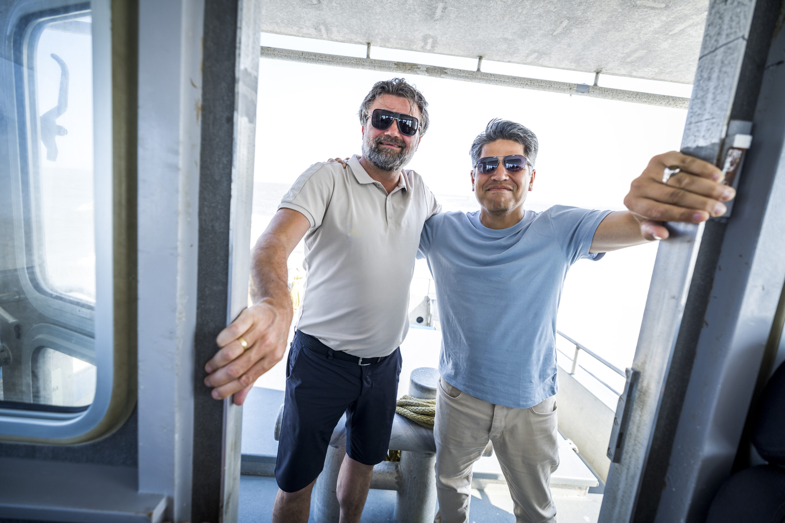 Michael Simon (r) met Gert Boonen, hoofdjuryleden op de boot richting Ameland.