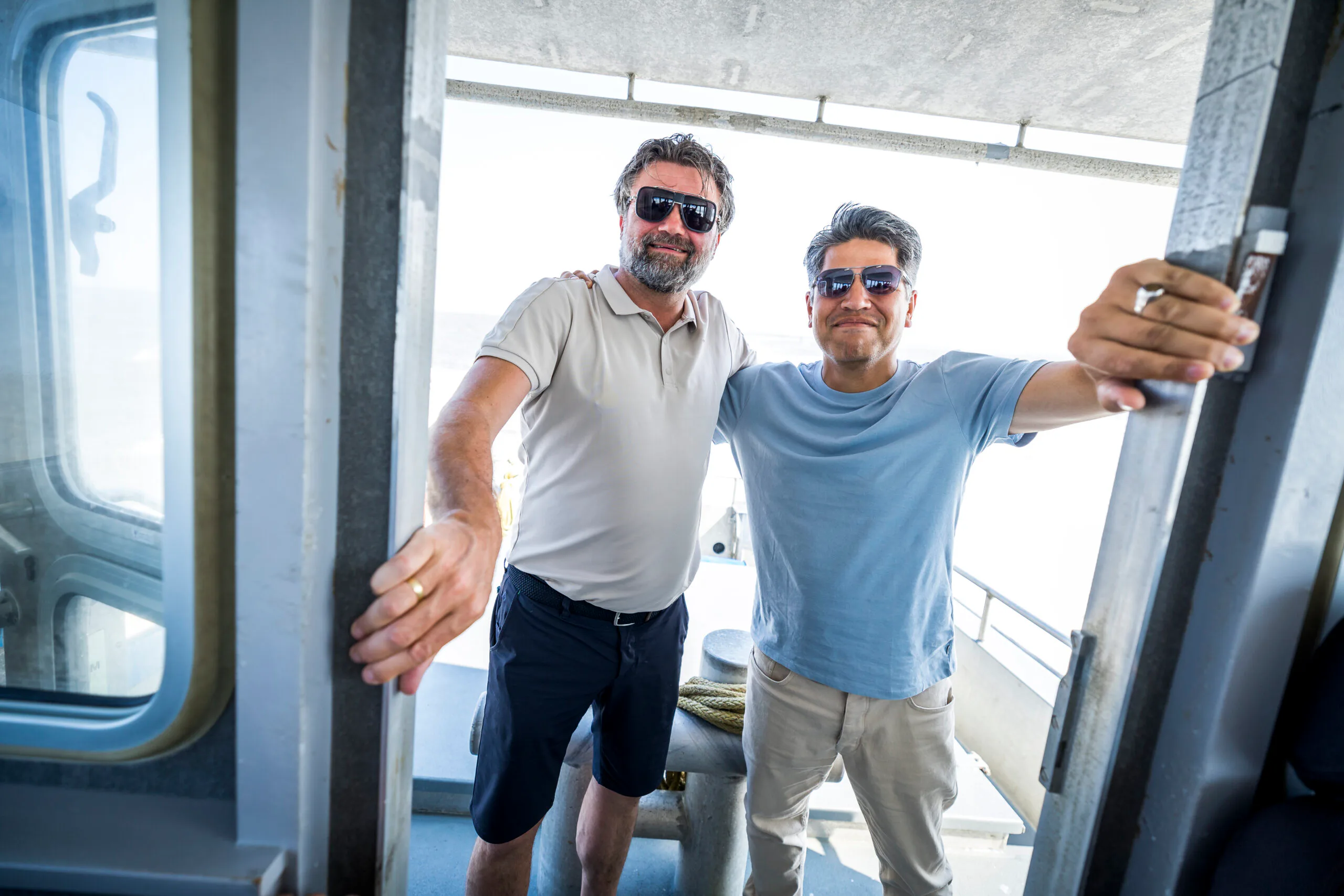 Michael Simon (r) met Gert Boonen, hoofdjuryleden op de boot richting Ameland.