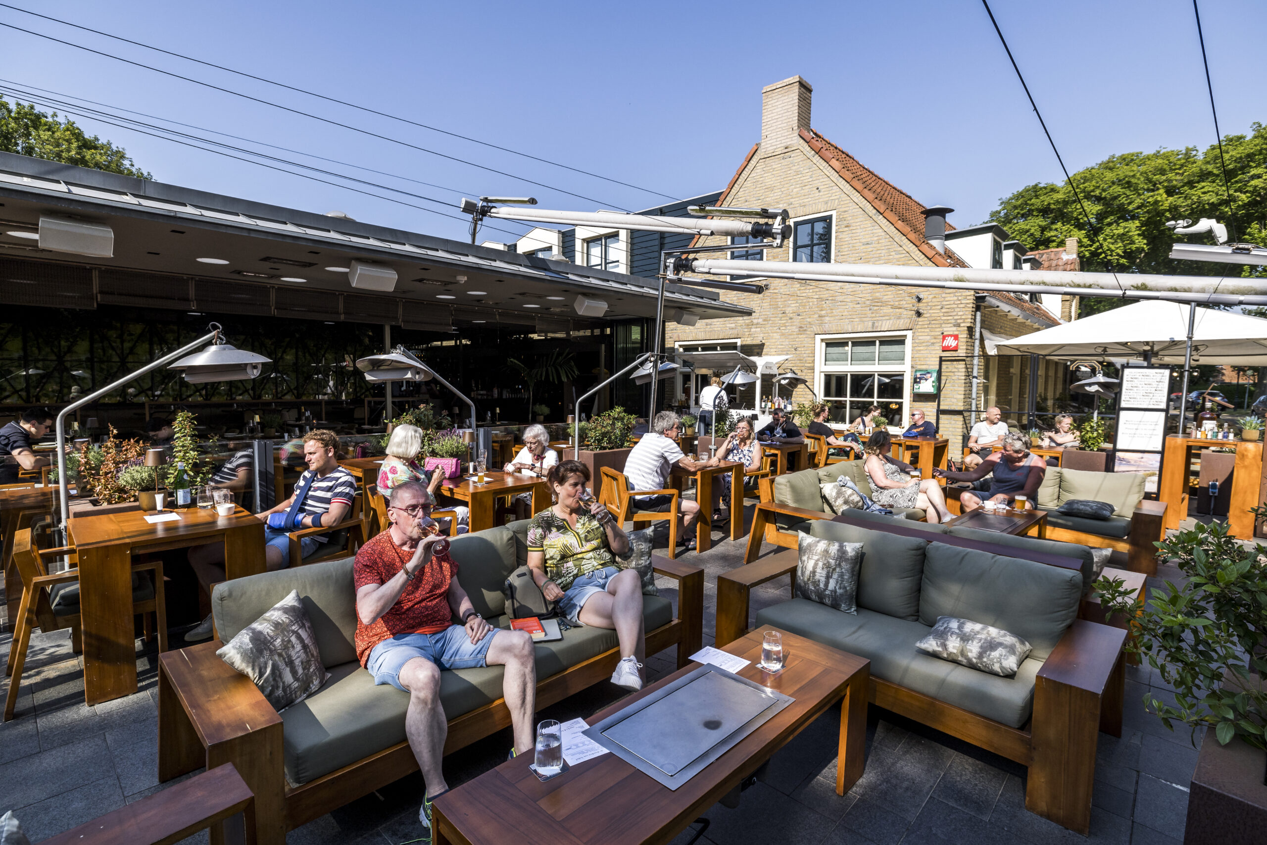 Het terras van provinciewinnaar Hotel Nobel op Ameland
