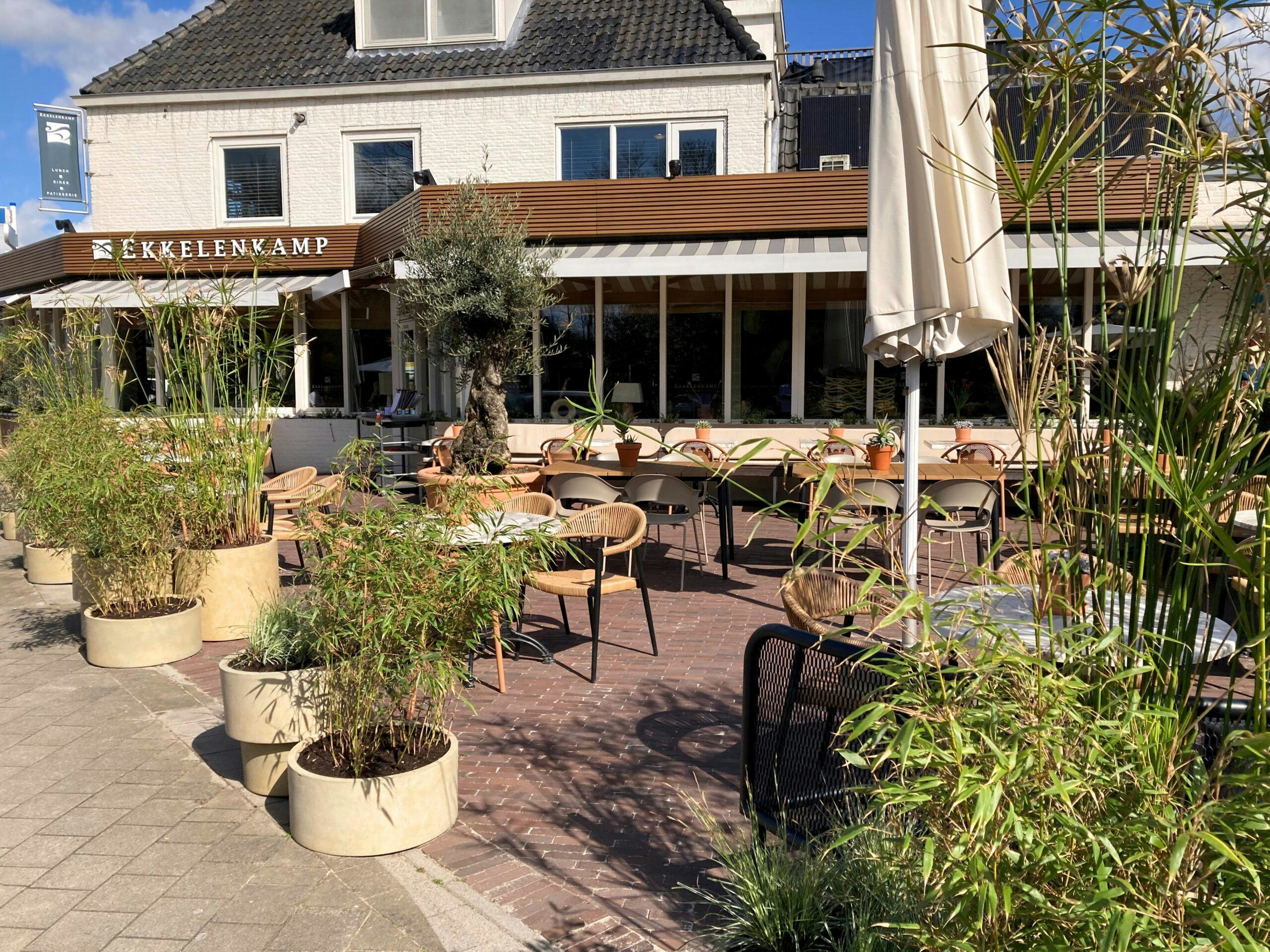 Het terras van Ekkelenkamp in Ommen. 