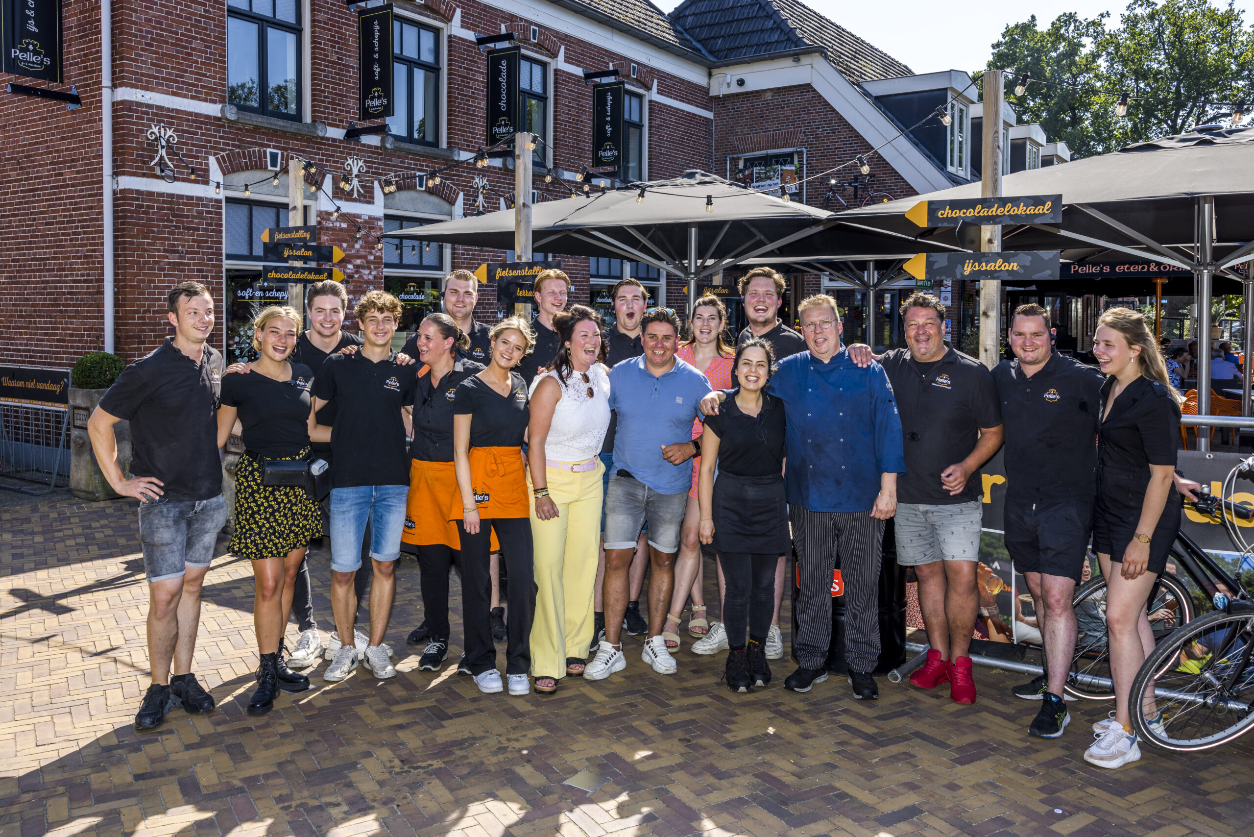 Het team van Pelle's, met in het lichtblauw Roy Spekhorst