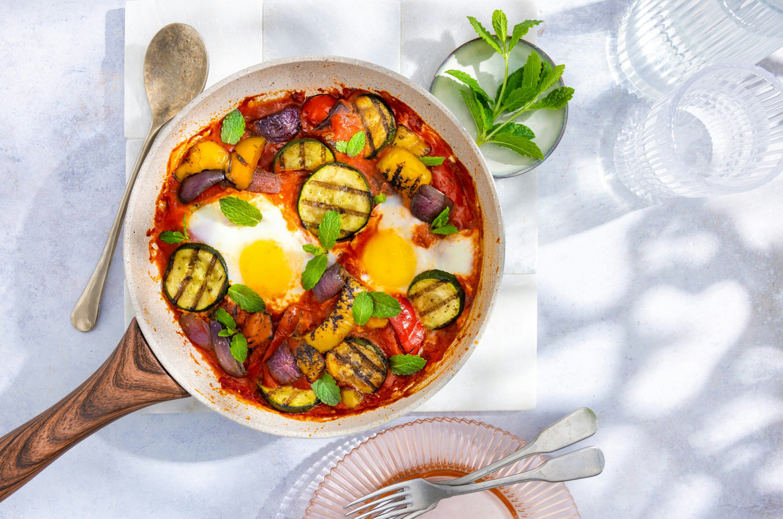 Shashuka bereidt met de gegrilde groenten van Hak Fresh.