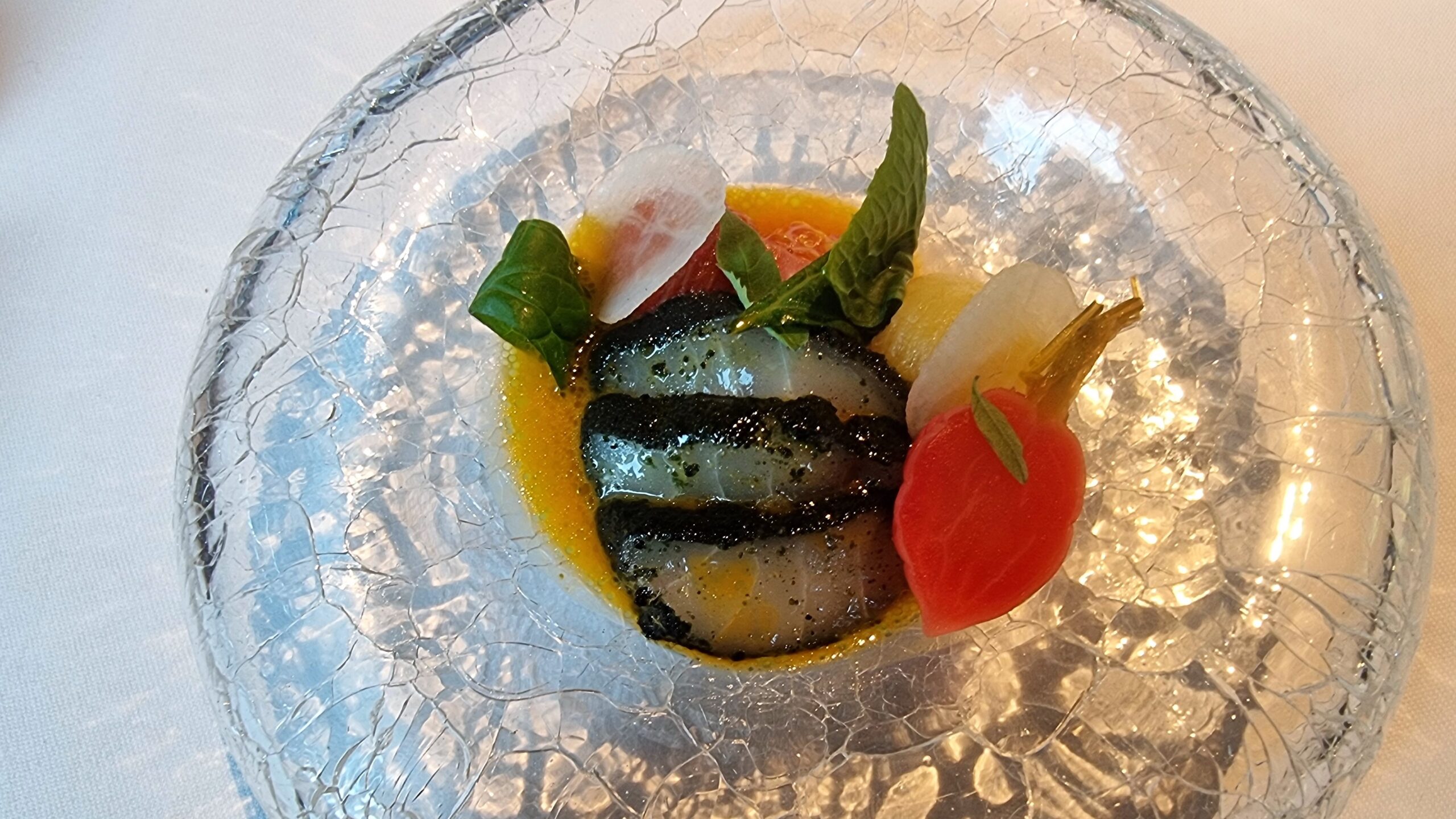 Noordzee Ceviche van zeebaars en duindoornbes. Door Syrco Bakker.