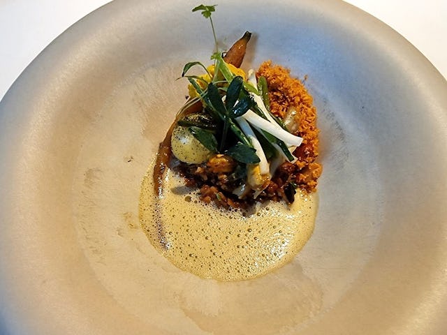 Nasi Goreng met Zeeuwse zeevruchten met schuim van schelpdieren. Door Syrco Bakker.