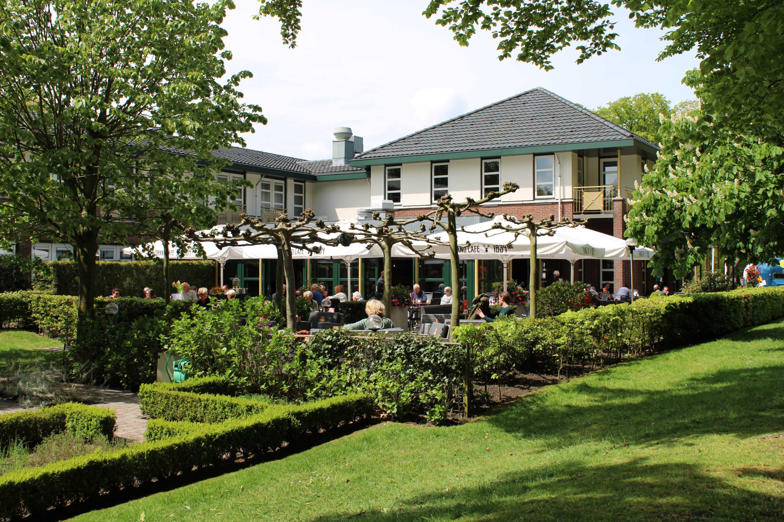 Het terras van Parkhotel Tjaarda in Oranjewoud 