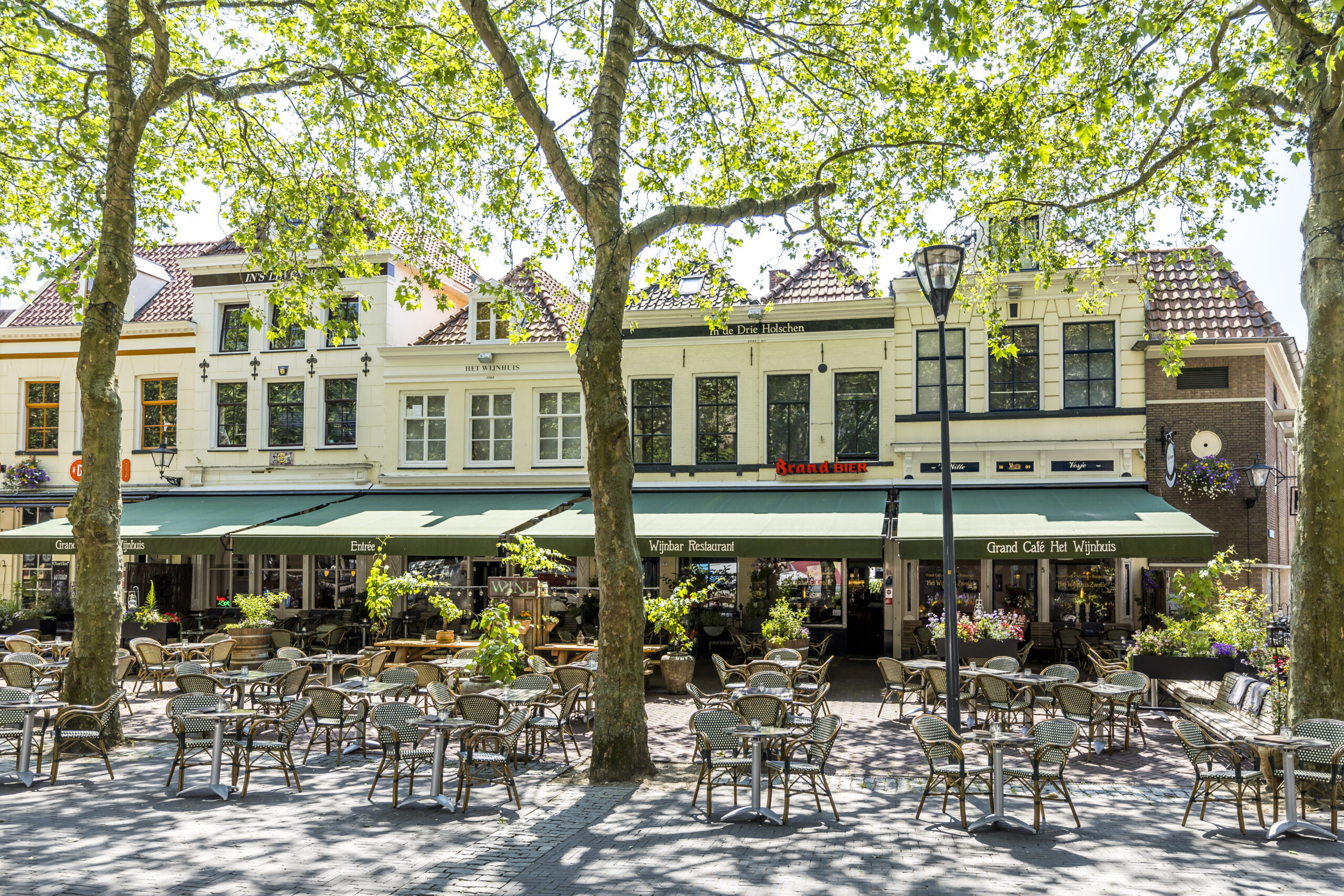 Het terras van Het Wijnhuis in Zwolle
