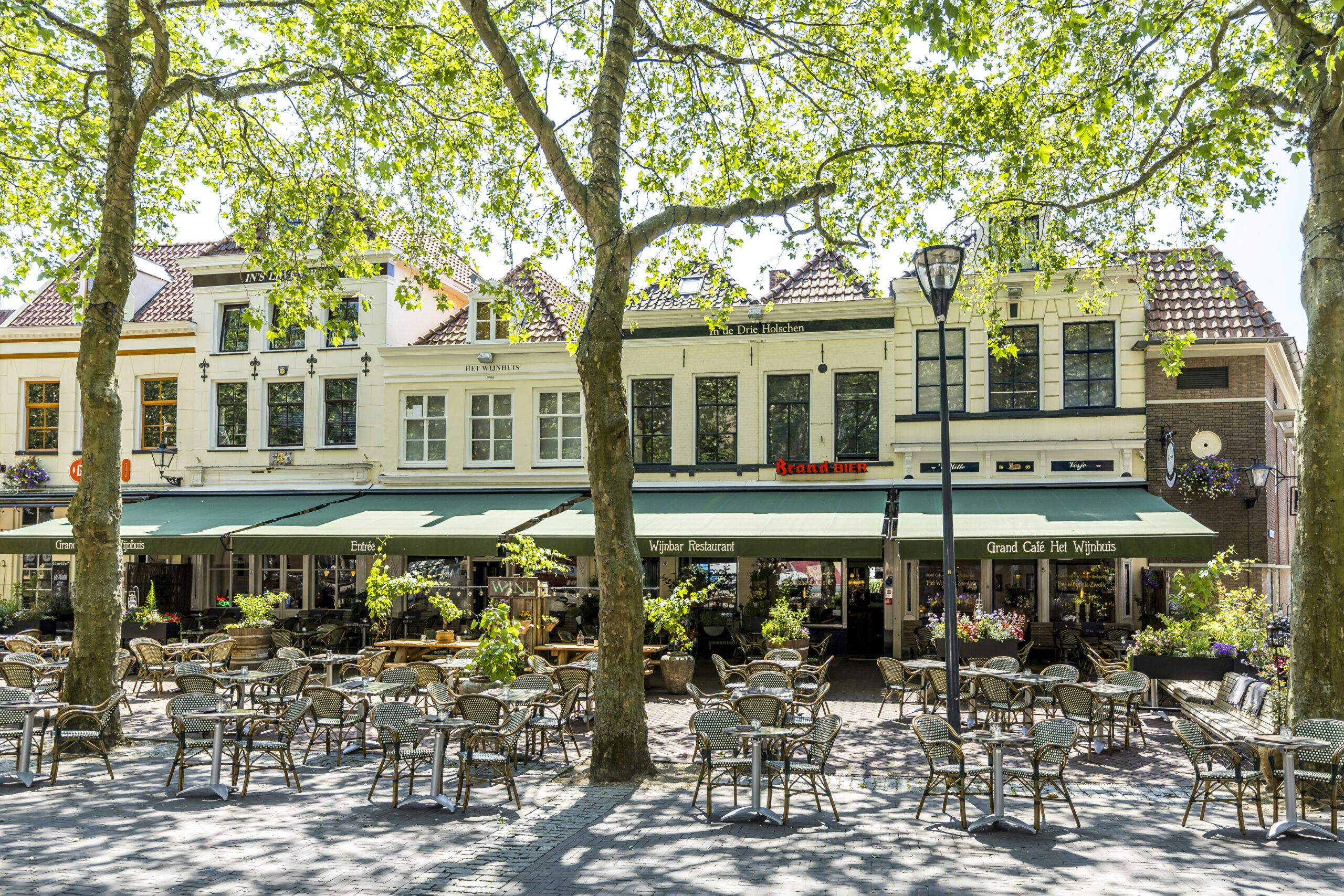 Het terras van Het Wijnhuis in Zwolle