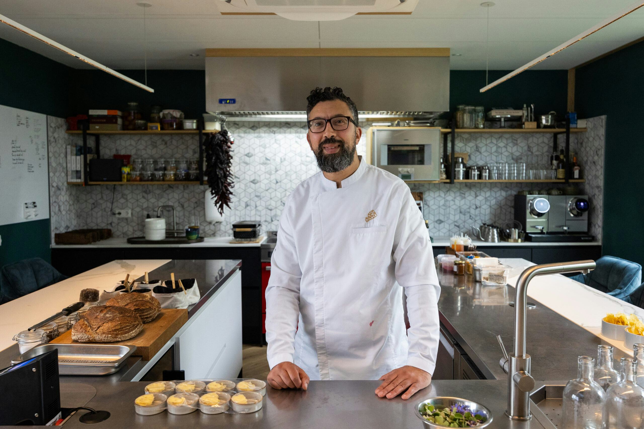 Chefkok Jalil Bekkour in zijn restaurant Atelier Feddan