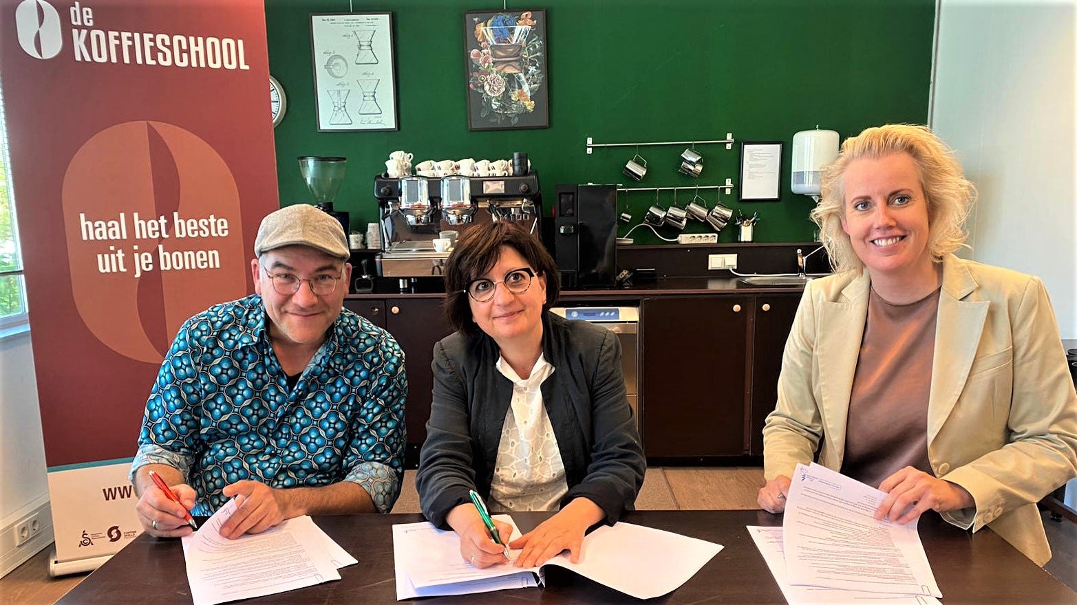 Joost Leopold (l) en Bregje Deben (m) van De Koffieschool ondertekenen de samenwerking met Suzanne Staal van Horeca & Toerisme College.