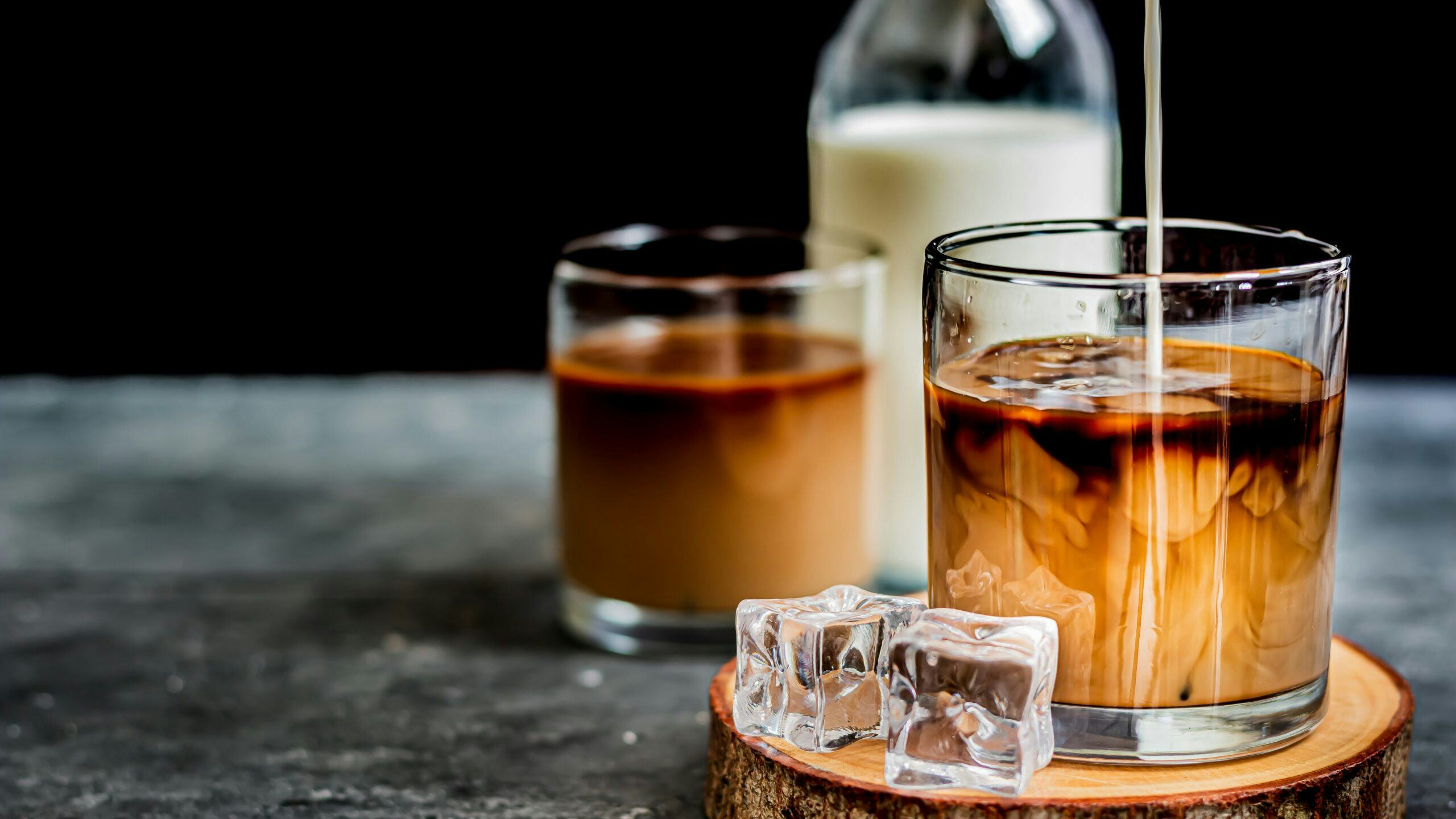 Koude koffie en koude thee doen het goed op warme dagen - 25 zomerse recepten