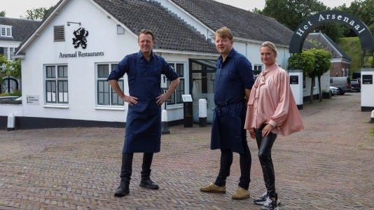 Dennis Koopmans, Maarten Bout en Gabriëlle Koopmans voor hun restaurant SEAson in het Arsenaal.