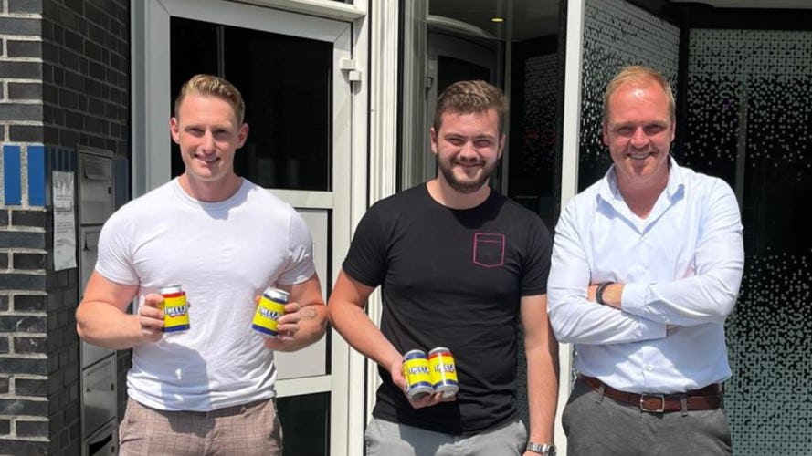 Vlnr: oprichters van Theetje Andrew Trapman, Pieter Kronenburg en general manager Remco van der Jagt.