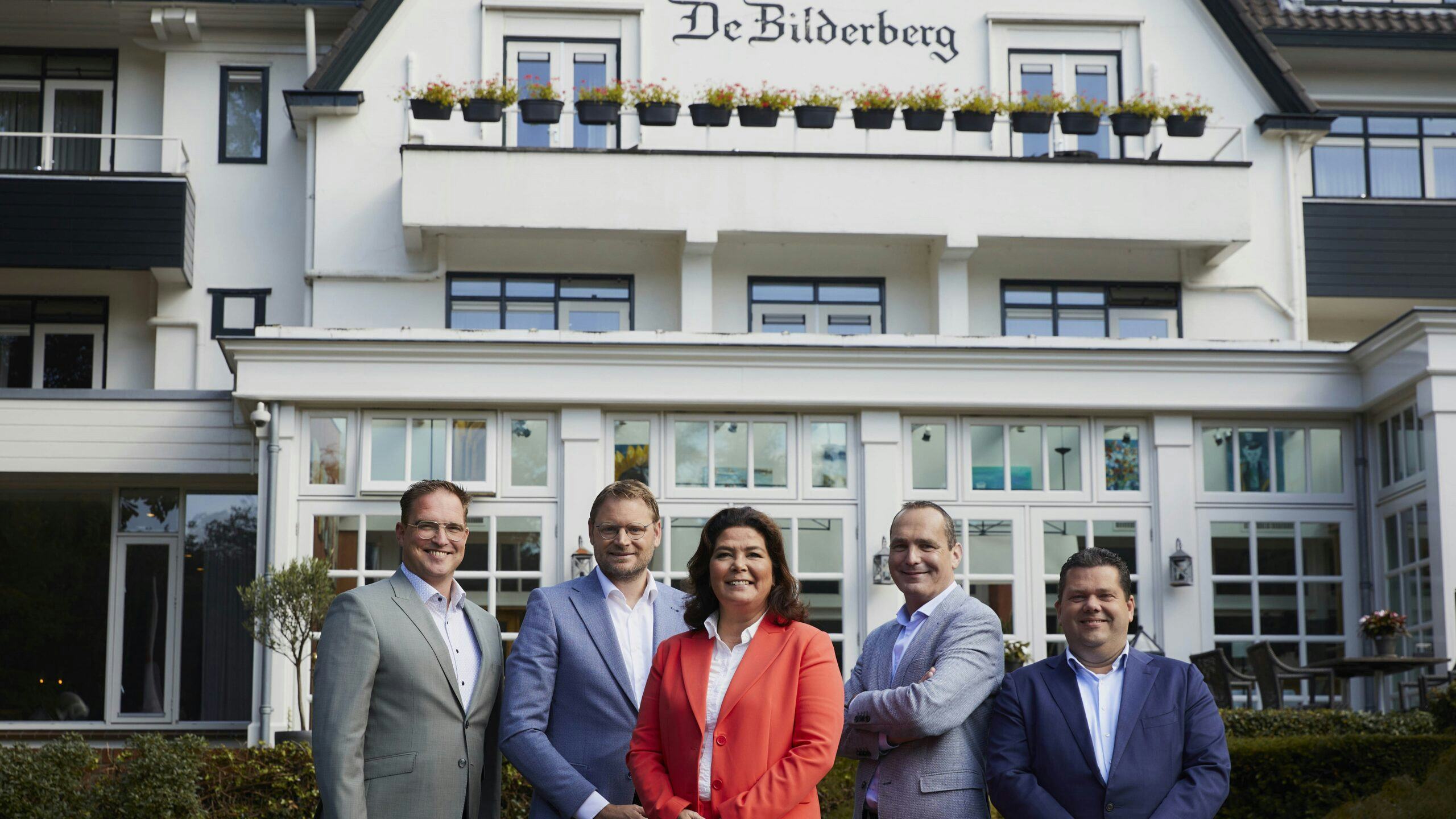 Van links naar rechts: Tim Gillissen (Kasteel Vaalsbroek), Ernst van der Waal (Director of Operations Bilderberg Hotels), MaryLoes Baur (Hotel De Bilderberg), Ronald Slomp (Garden Hotel) en Harro Menkhorst (Grand Hotel Wientjes).
