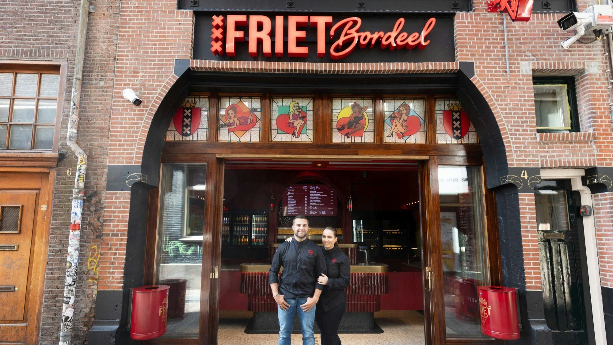 Frietbordeel ode aan Amsterdamse Wallen: rood interieur en dirty fries op het menu
