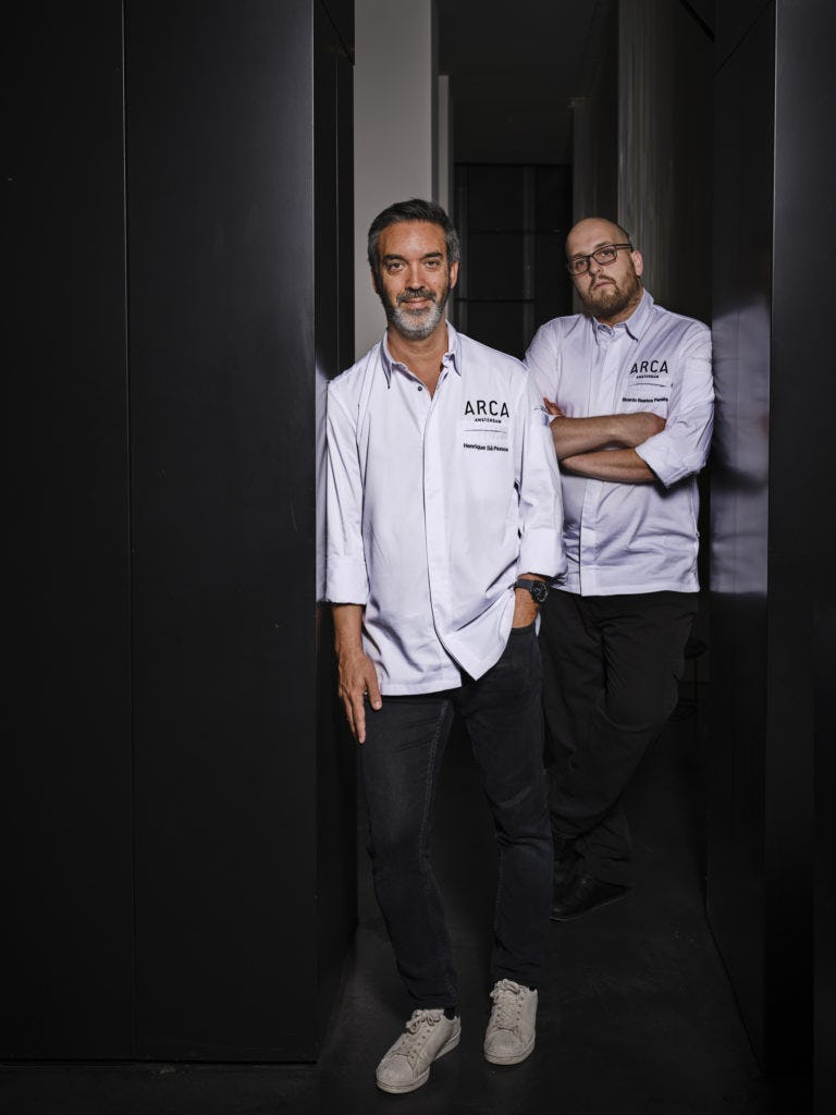 Team Arca Amsterdam: concept chef Henrique sa Pessoa (links) en head chef Ricardo Bastos Pereira (rechts)