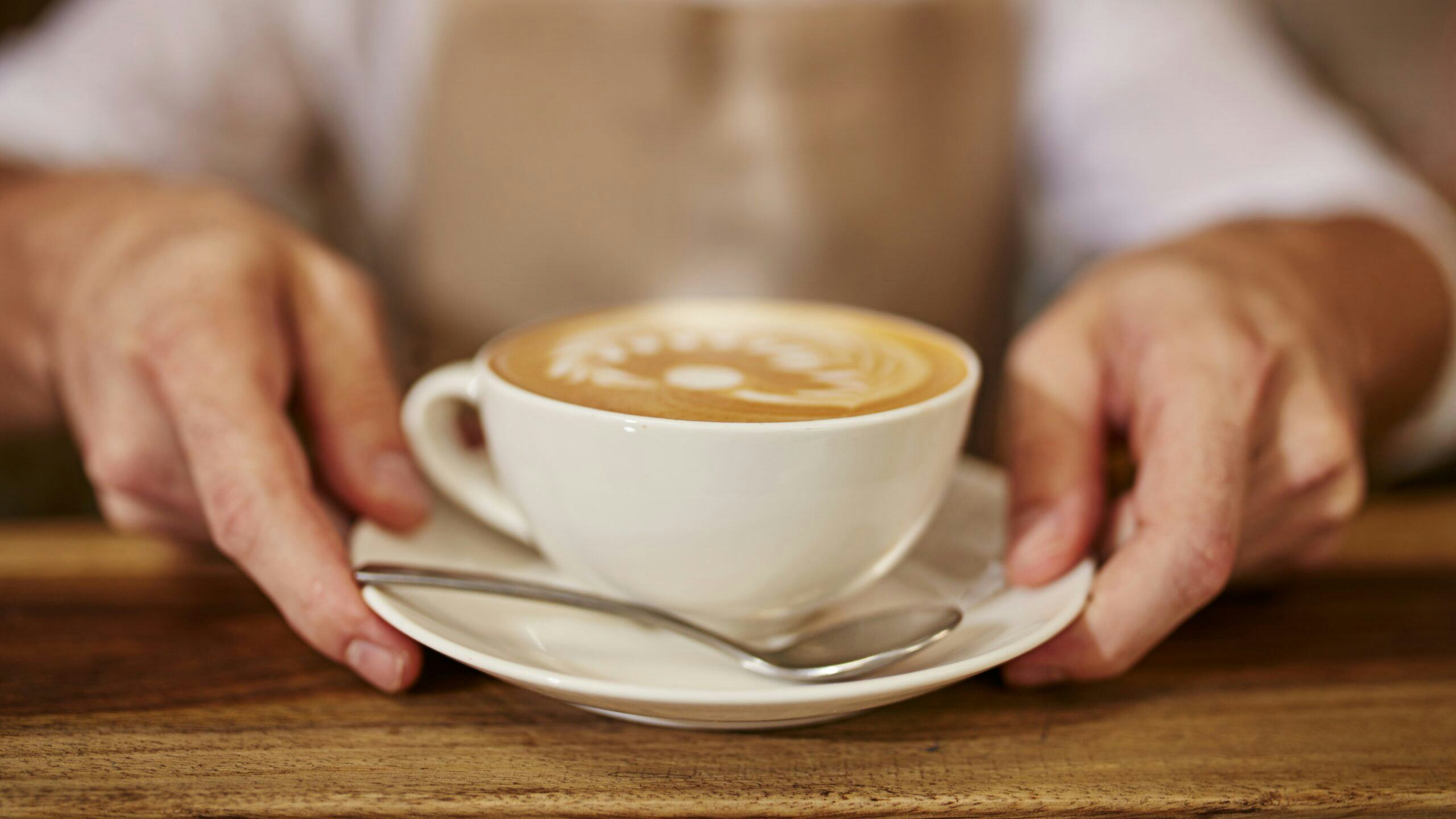 Koffie Benchmark 2023: Prijs kop koffie in grote stad daalt, plantaardige cappuccino neemt af