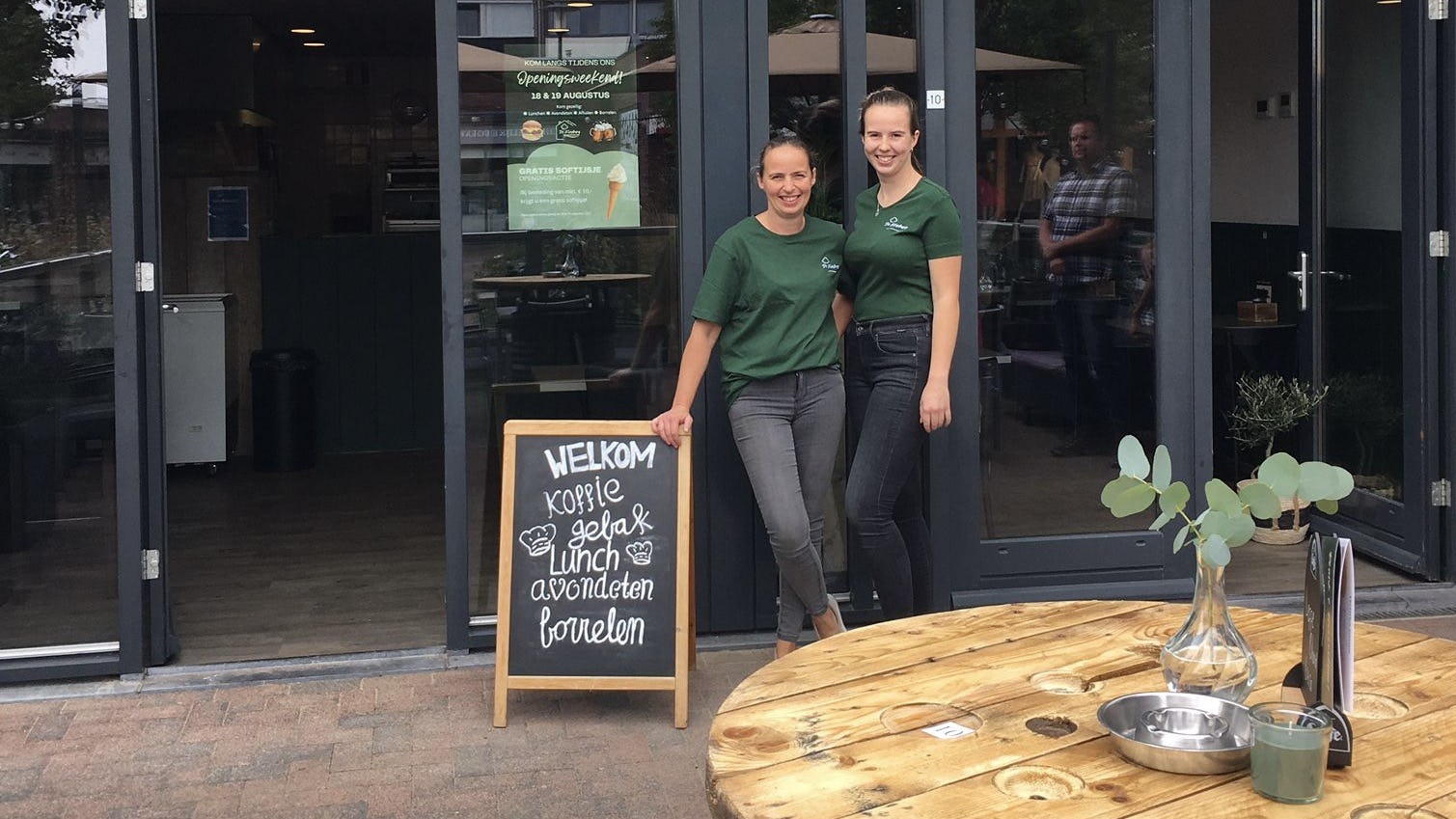 22-jarige ondernemer opent snackbar met haar moeder