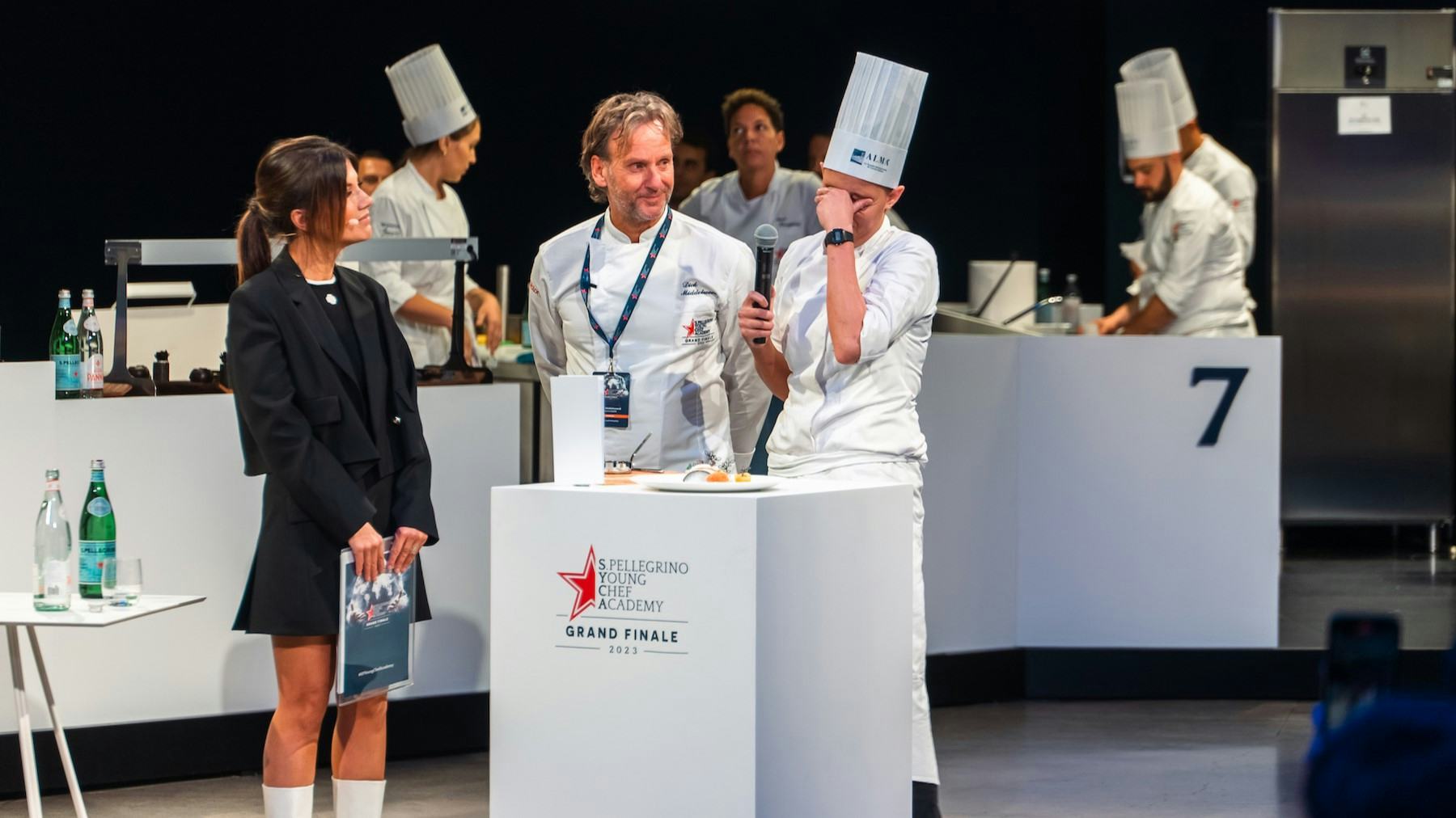 Jet Loos presteert in de finale van de S.Pellegrino Young Chef Academy Competition