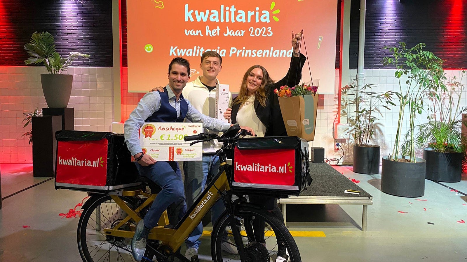 Trotse ondernemer Gianmarco Tutone neemt de gouden bezorgfiets en wisseltrofee in ontvangst.