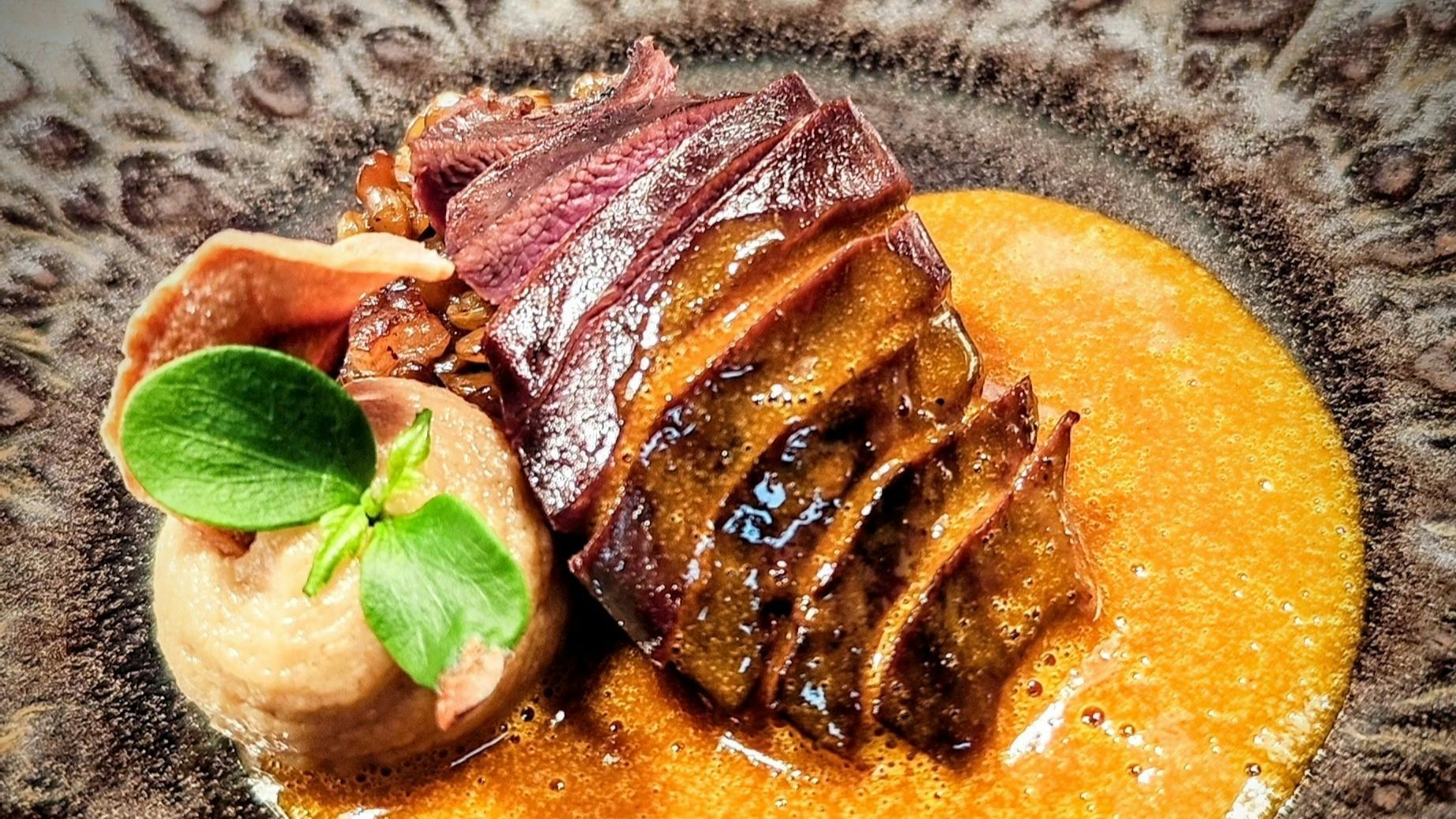 Gerecht met kraai: met gestoofde groene linzen met spek en sinaasappel, crème van pastinaak en pijnboompitten, en een krachtige gevogeltejus met kardemom.