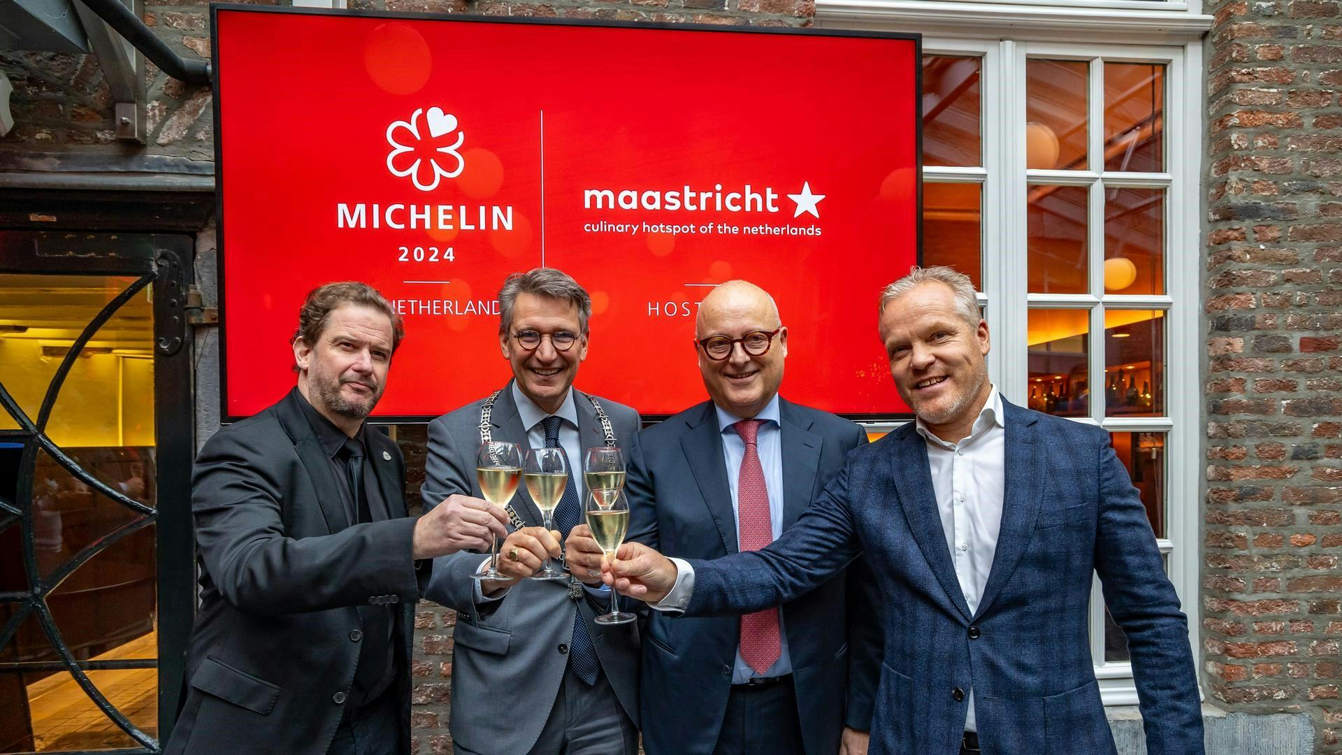 Er wordt geproost op de komst van Michelin naar Maastricht. (vlnr: Alex Verhoeve - Managing Director & Sales Director Benelux Michelin, Wim Hillenaar – burgemeester van Maastricht, Ward Vleugels – ondernemer en Rob van de Wiel – Managing Director MECC Maastricht)
