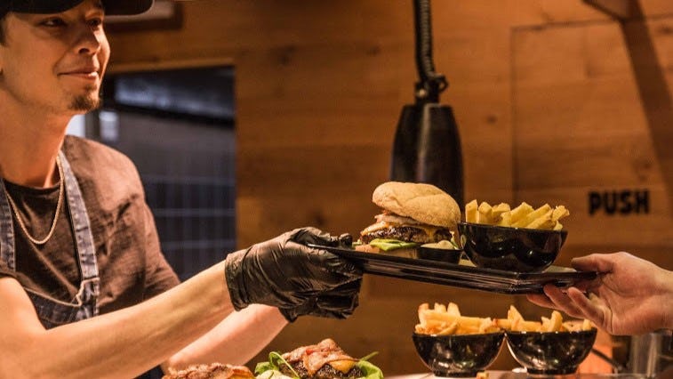 Burger Bar 500 deelt gratis kerstburgers uit aan daklozen in Amsterdam