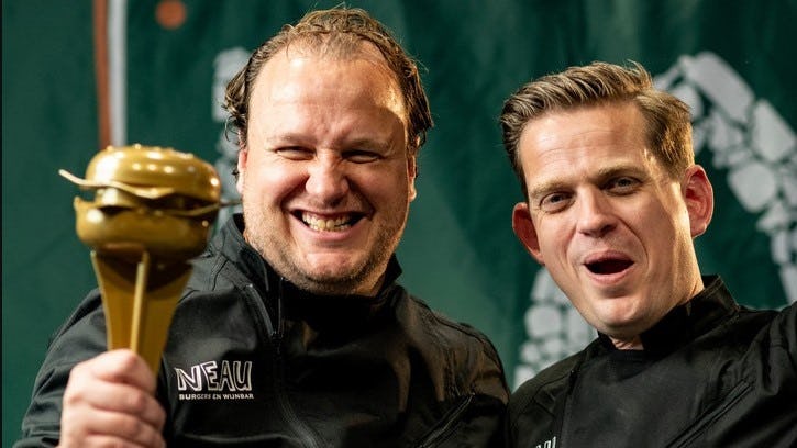 Chef Raynor Keuben (links) en eigenaar Ivo Mullink tijdens de Best Burger Benelux. Fotografie: Rose Mentink