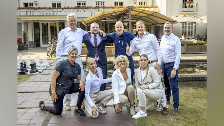 Het managementteam van Landgoed Hotel & Restaurant Groot Warnsborn met linksboven Lammert de Vries.