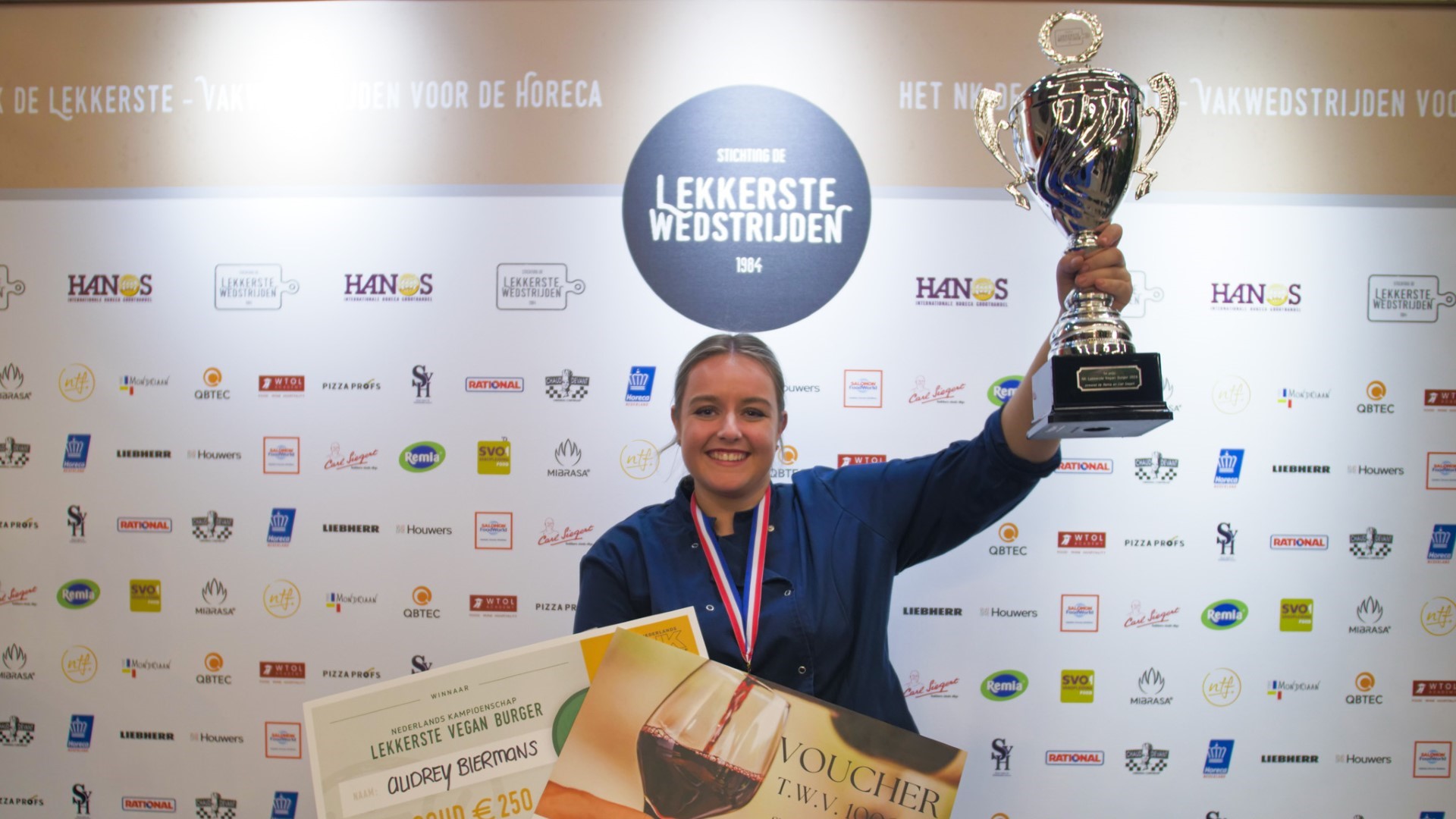 Dochter verslaat vader: Audrey Biermans wint NK Lekkerste Vegan Burger