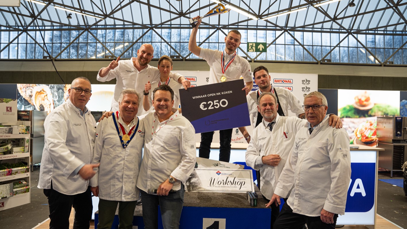 Fotocredits:

Top 3 Open NK Koken met jury. Foto credits: Charlotte Mauritz / Annoncé Management