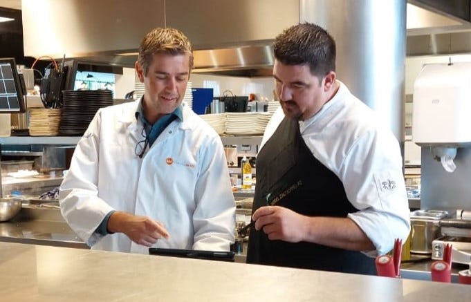 Ferry van Reede, adviseur bij Eurofins Bureau de Wit (links): 'Horeca moet per batch onderzoeksresultaten tonen.'